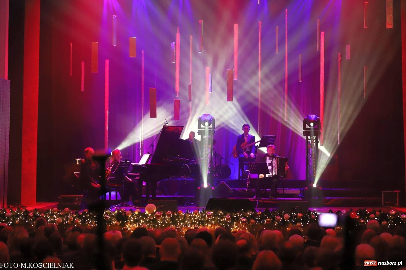 Zdjęcie w galerii na portalu naszraciborz.pl: Tak raciborzanie witali nowy rok w RCK. Filmowa gala sylwestrowa [FOTO i WIDEO] wiadomości z regionu