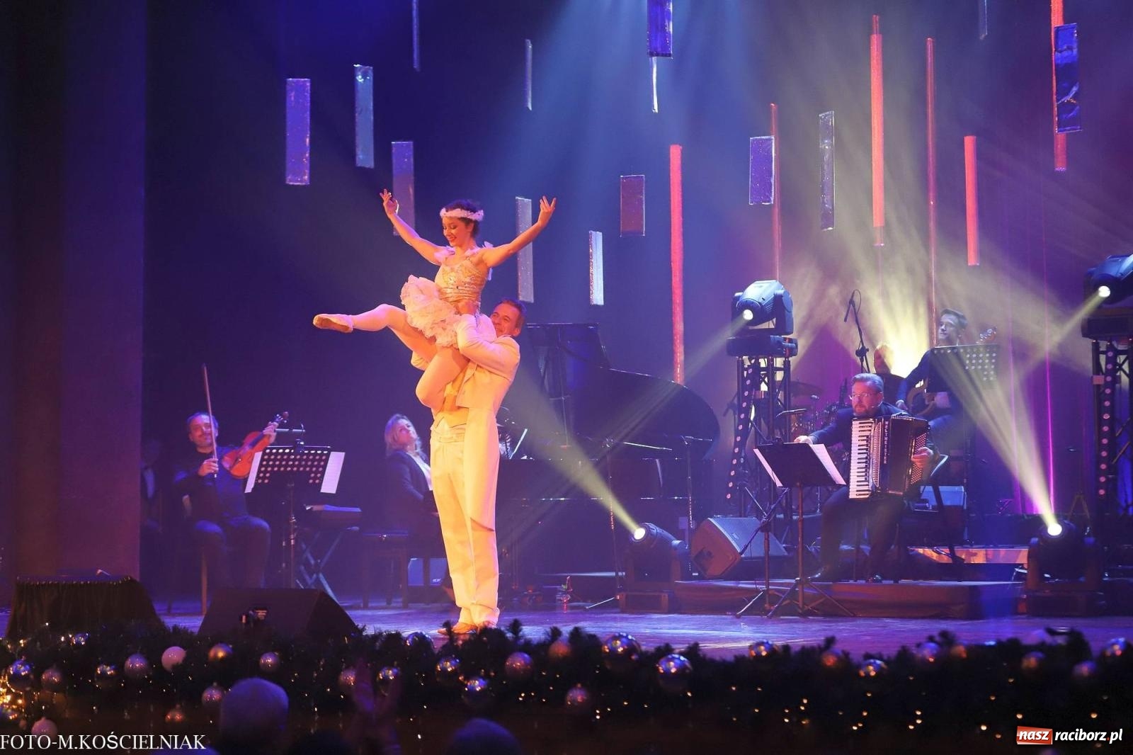 Zdjęcie w galerii na portalu naszraciborz.pl: Tak raciborzanie witali nowy rok w RCK. Filmowa gala sylwestrowa [FOTO i WIDEO] wiadomości z regionu