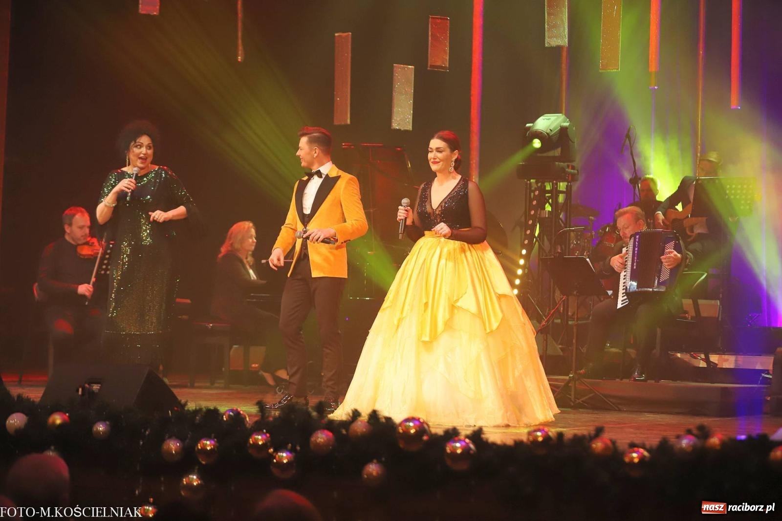 Zdjęcie w galerii na portalu naszraciborz.pl: Tak raciborzanie witali nowy rok w RCK. Filmowa gala sylwestrowa [FOTO i WIDEO] wiadomości z regionu