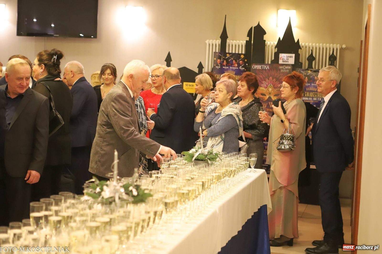 Zdjęcie w galerii na portalu naszraciborz.pl: Tak raciborzanie witali nowy rok w RCK. Filmowa gala sylwestrowa [FOTO i WIDEO] wiadomości z regionu