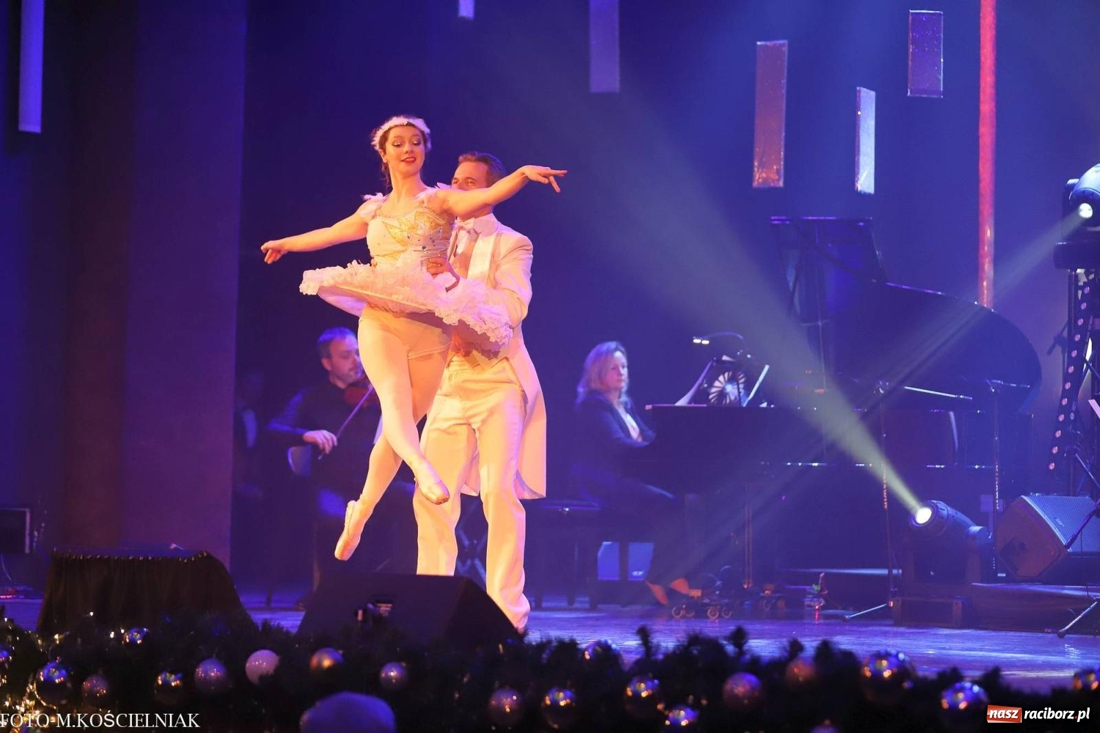 Zdjęcie w galerii na portalu naszraciborz.pl: Tak raciborzanie witali nowy rok w RCK. Filmowa gala sylwestrowa [FOTO i WIDEO] wiadomości z regionu