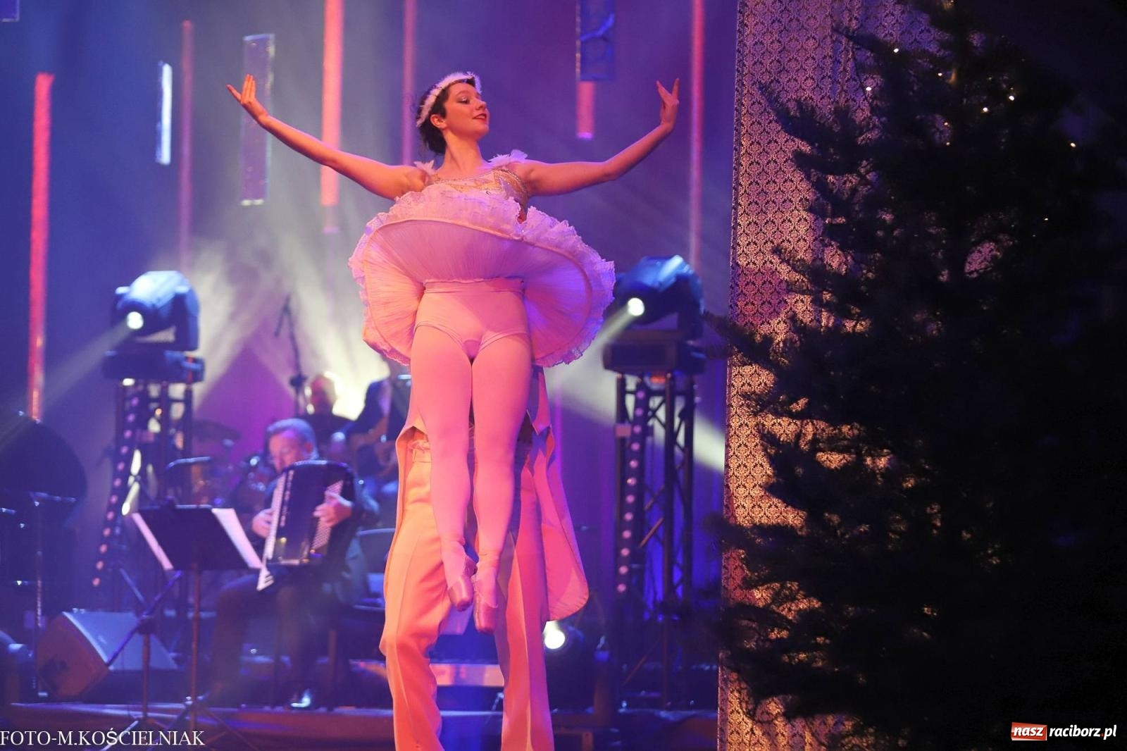 Zdjęcie w galerii na portalu naszraciborz.pl: Tak raciborzanie witali nowy rok w RCK. Filmowa gala sylwestrowa [FOTO i WIDEO] wiadomości z regionu