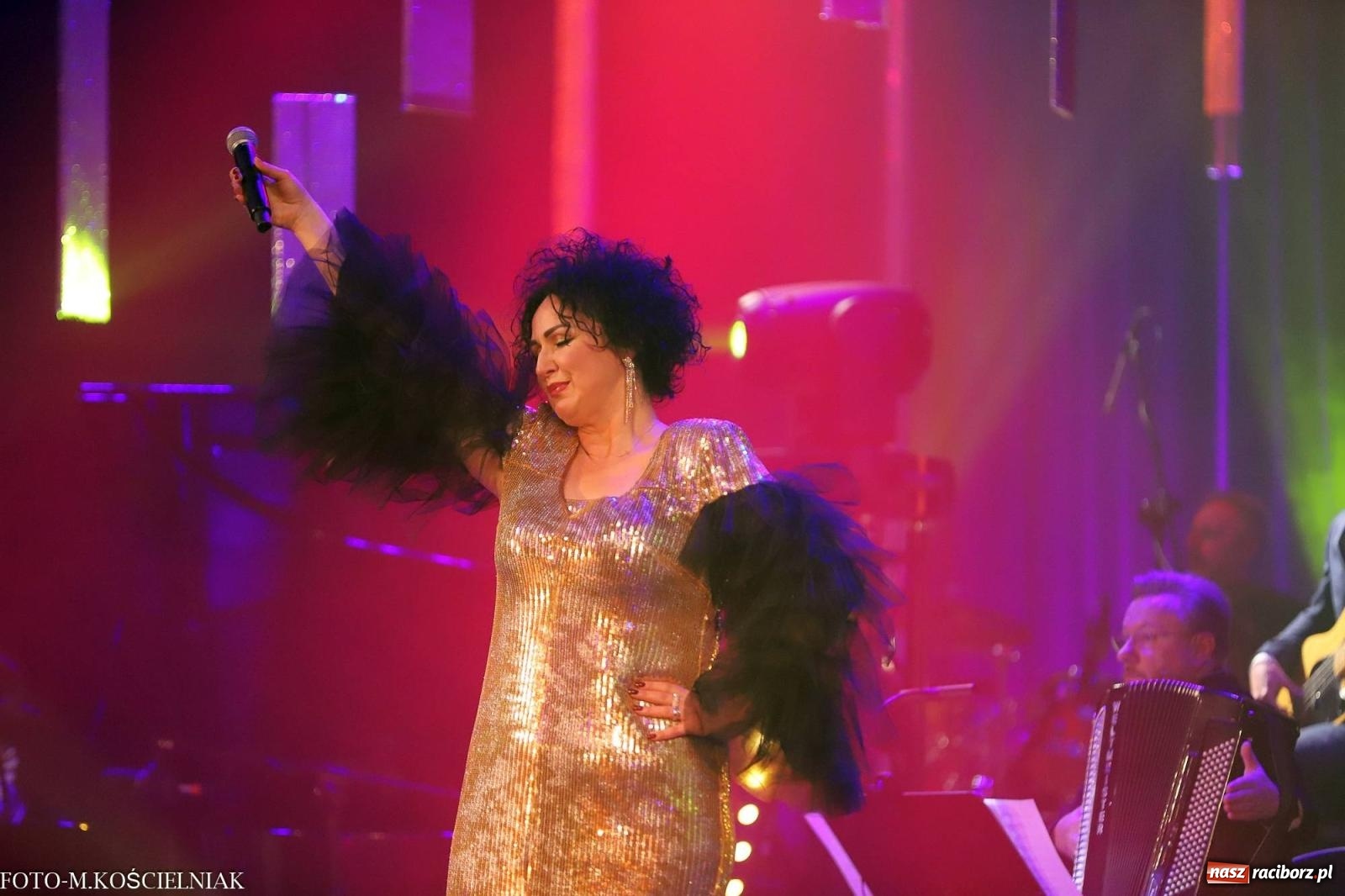 Zdjęcie w galerii na portalu naszraciborz.pl: Tak raciborzanie witali nowy rok w RCK. Filmowa gala sylwestrowa [FOTO i WIDEO] wiadomości z regionu