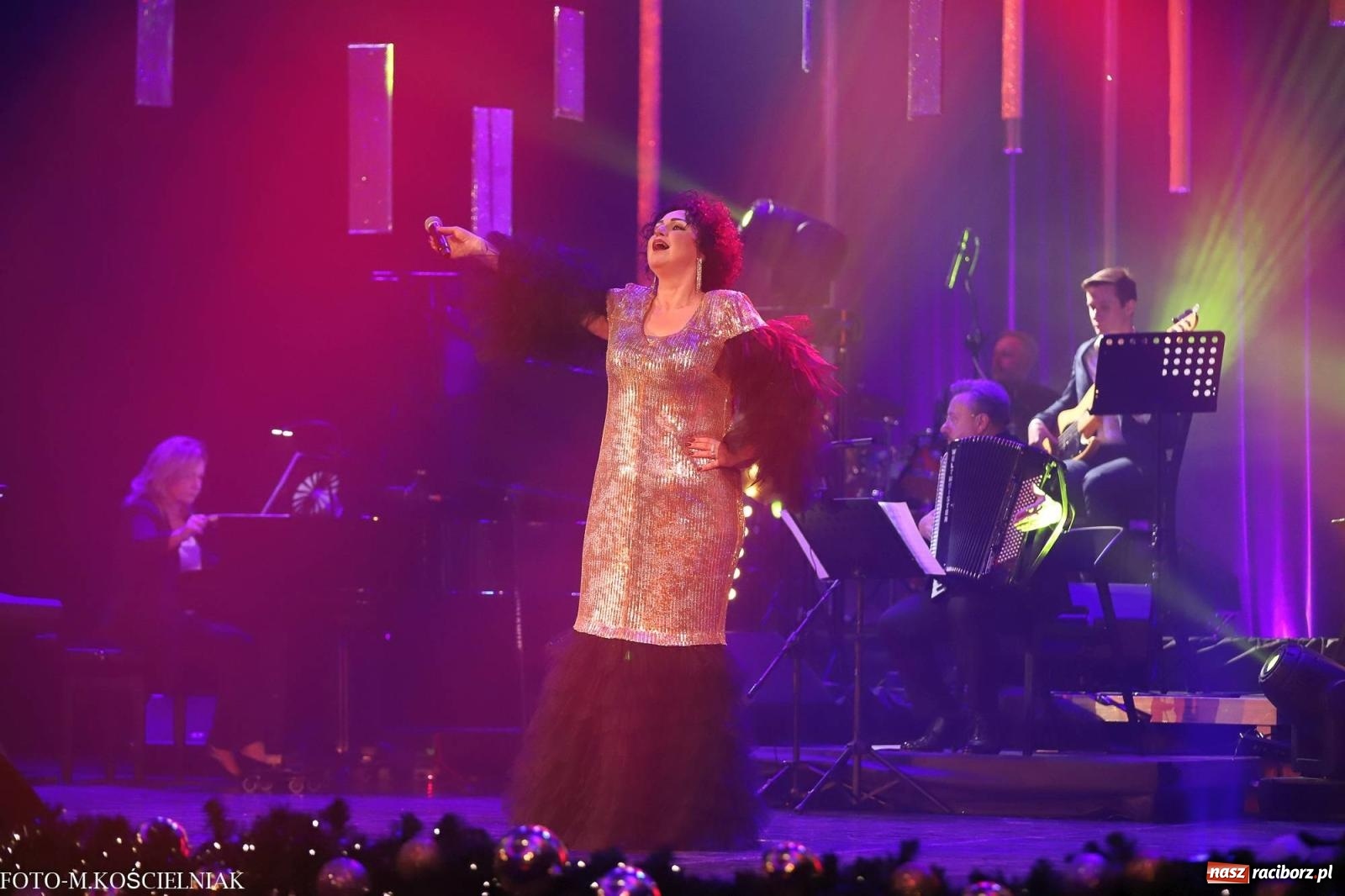 Zdjęcie w galerii na portalu naszraciborz.pl: Tak raciborzanie witali nowy rok w RCK. Filmowa gala sylwestrowa [FOTO i WIDEO] wiadomości z regionu