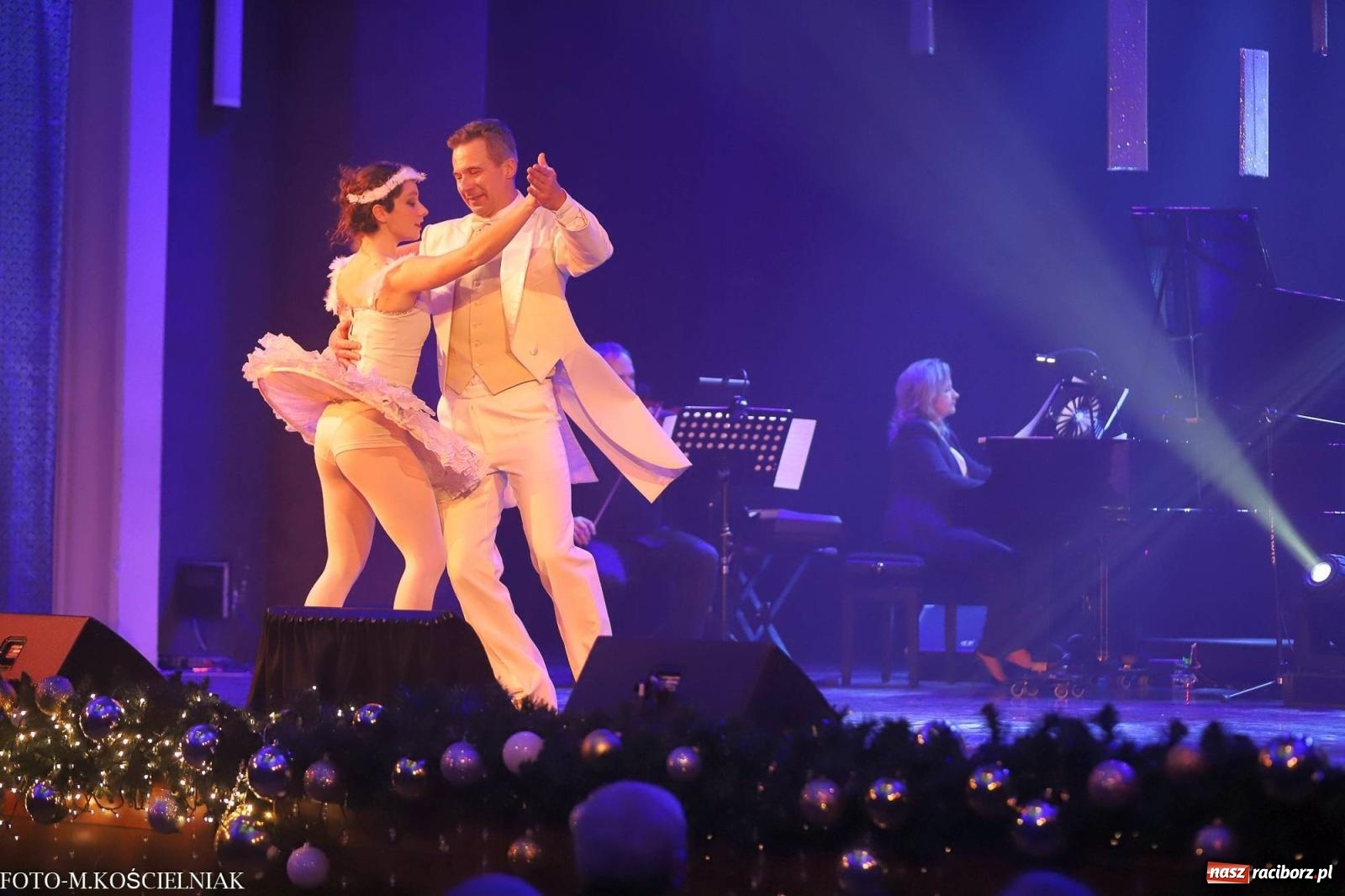 Zdjęcie w galerii na portalu naszraciborz.pl: Tak raciborzanie witali nowy rok w RCK. Filmowa gala sylwestrowa [FOTO i WIDEO] wiadomości z regionu