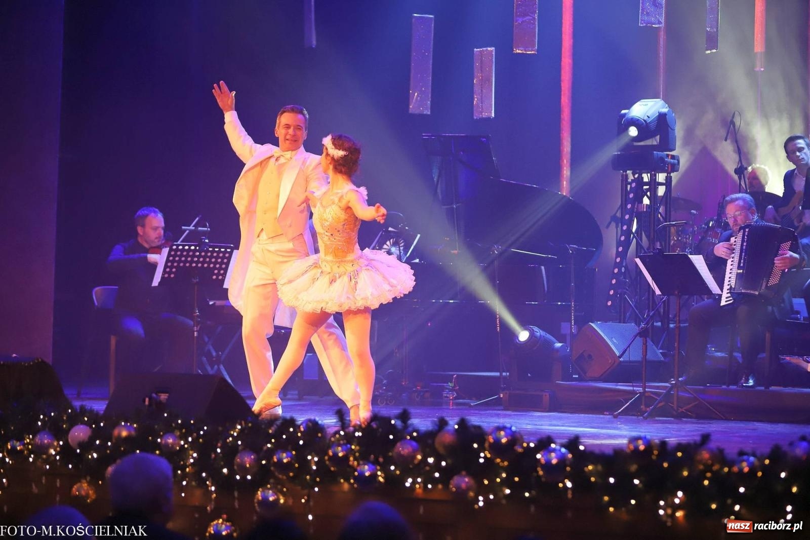 Zdjęcie w galerii na portalu naszraciborz.pl: Tak raciborzanie witali nowy rok w RCK. Filmowa gala sylwestrowa [FOTO i WIDEO] wiadomości z regionu