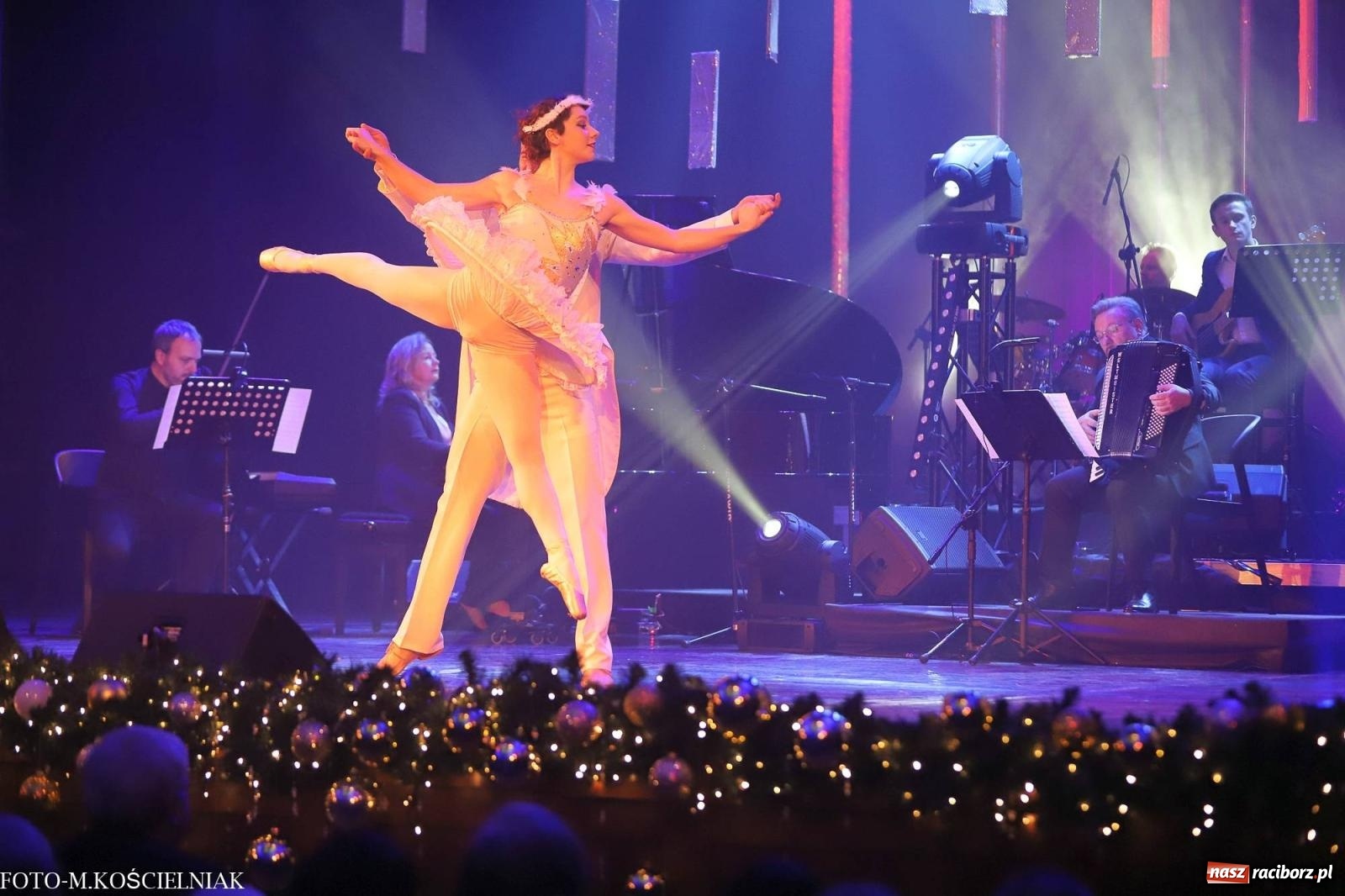 Zdjęcie w galerii na portalu naszraciborz.pl: Tak raciborzanie witali nowy rok w RCK. Filmowa gala sylwestrowa [FOTO i WIDEO] wiadomości z regionu