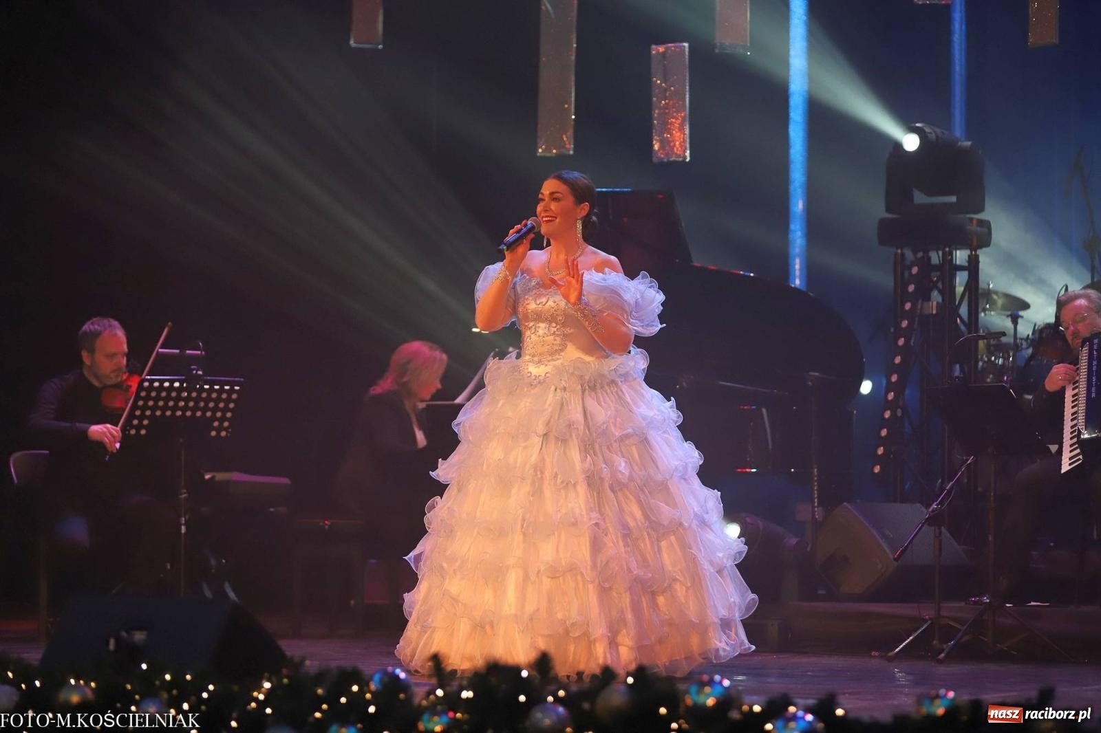 Zdjęcie w galerii na portalu naszraciborz.pl: Tak raciborzanie witali nowy rok w RCK. Filmowa gala sylwestrowa [FOTO i WIDEO] wiadomości z regionu