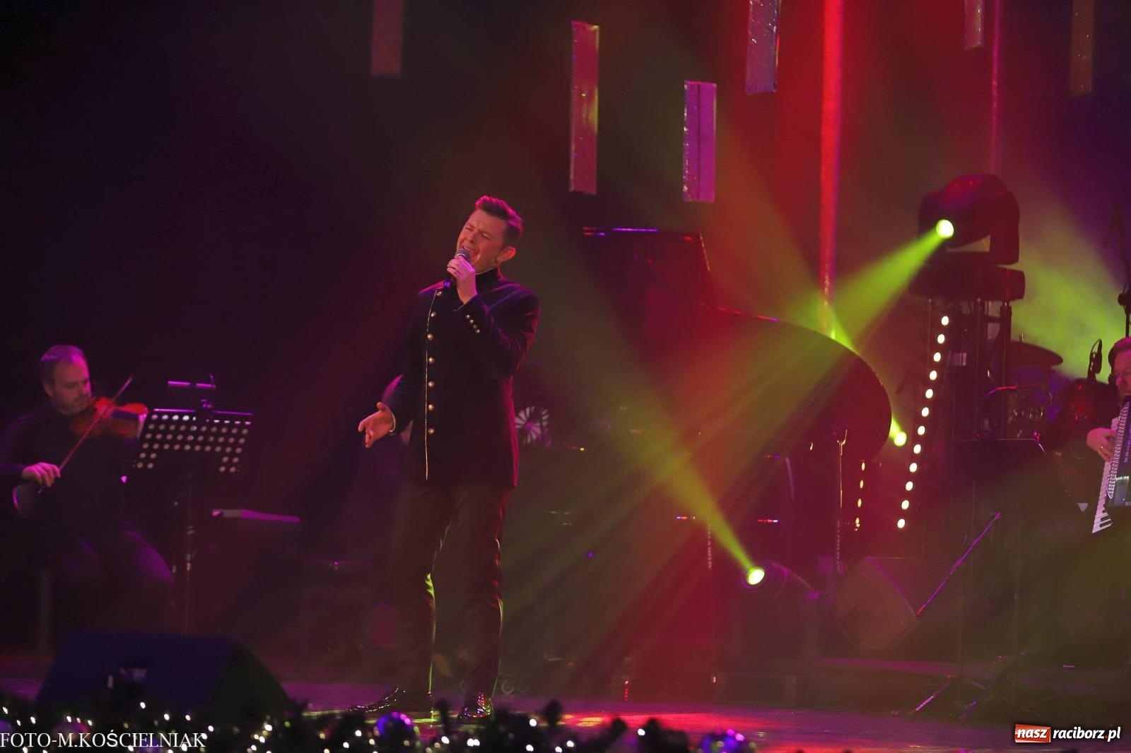 Zdjęcie w galerii na portalu naszraciborz.pl: Tak raciborzanie witali nowy rok w RCK. Filmowa gala sylwestrowa [FOTO i WIDEO] wiadomości z regionu