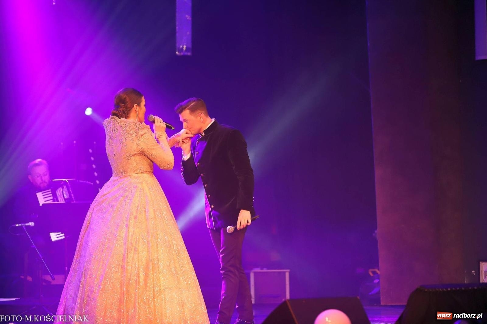 Zdjęcie w galerii na portalu naszraciborz.pl: Tak raciborzanie witali nowy rok w RCK. Filmowa gala sylwestrowa [FOTO i WIDEO] wiadomości z regionu