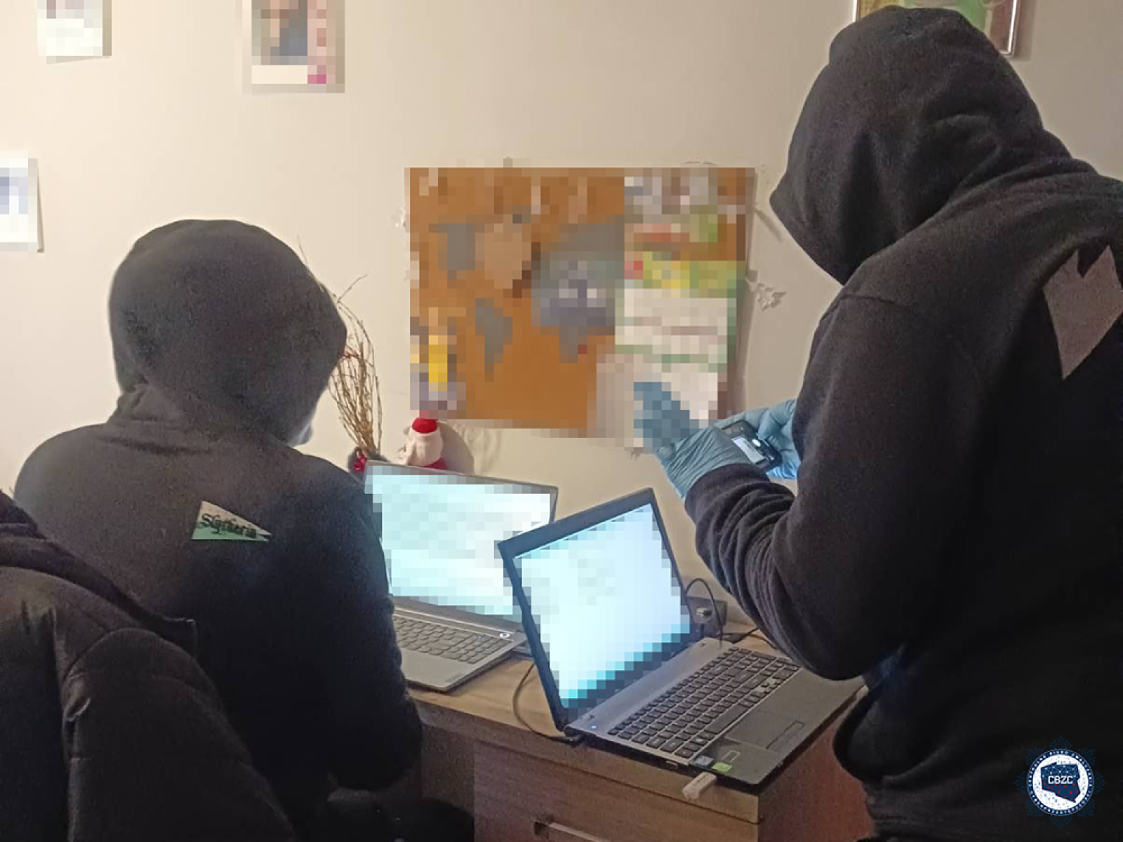 Zdjęcie w galerii na portalu naszraciborz.pl: Śląska policja rozbiła szajkę oszustów internetowych. Bazowali na danych z darknetu wiadomości z regionu