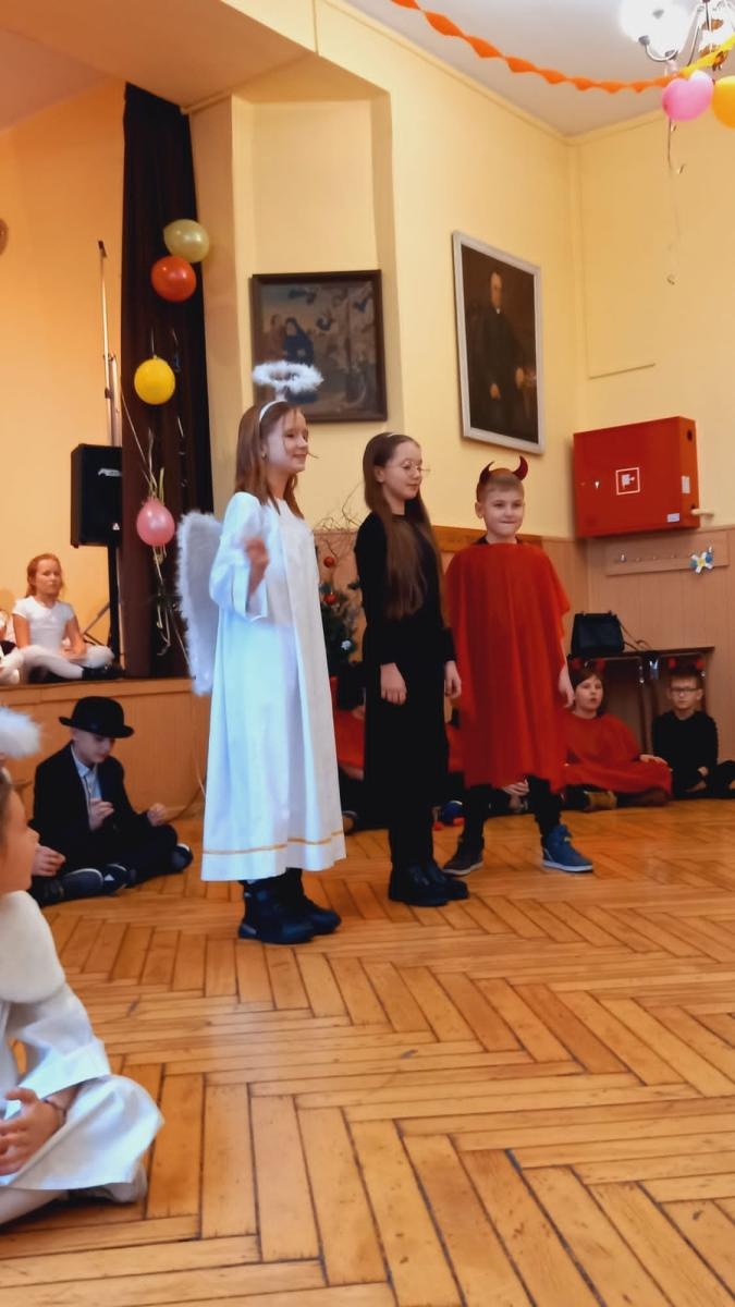 Zdjęcie w galerii na portalu naszraciborz.pl: Święta w supermarkecie. Uczniowie 13-tki u św. Notburgi wiadomości z regionu