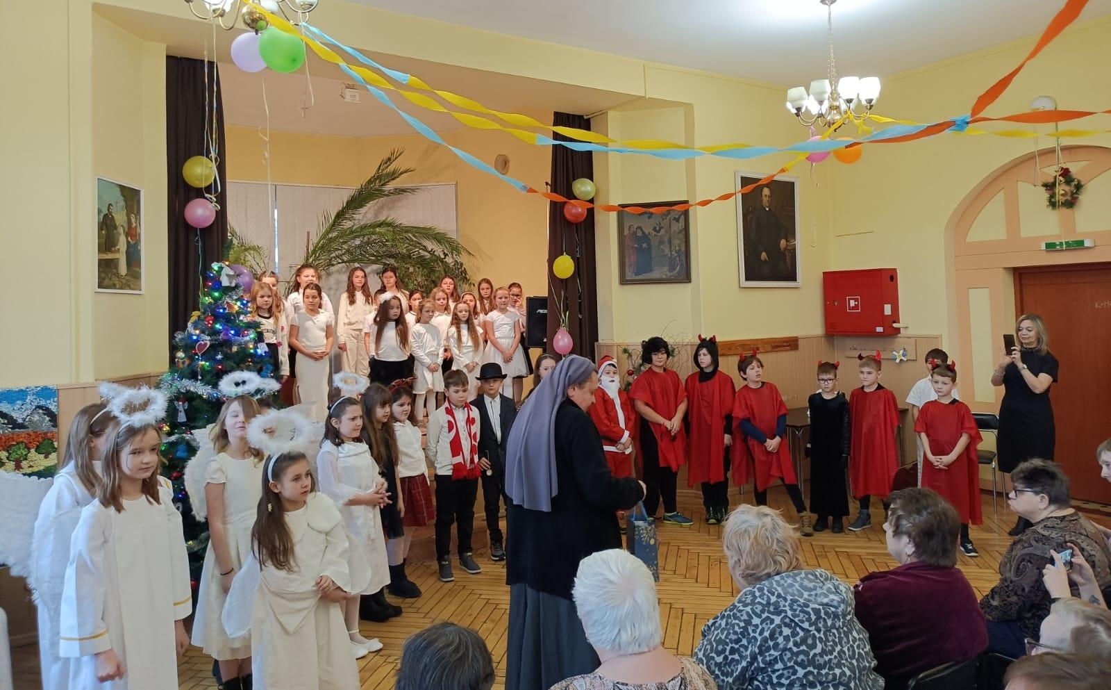 Zdjęcie w galerii na portalu naszraciborz.pl: Święta w supermarkecie. Uczniowie 13-tki u św. Notburgi wiadomości z regionu