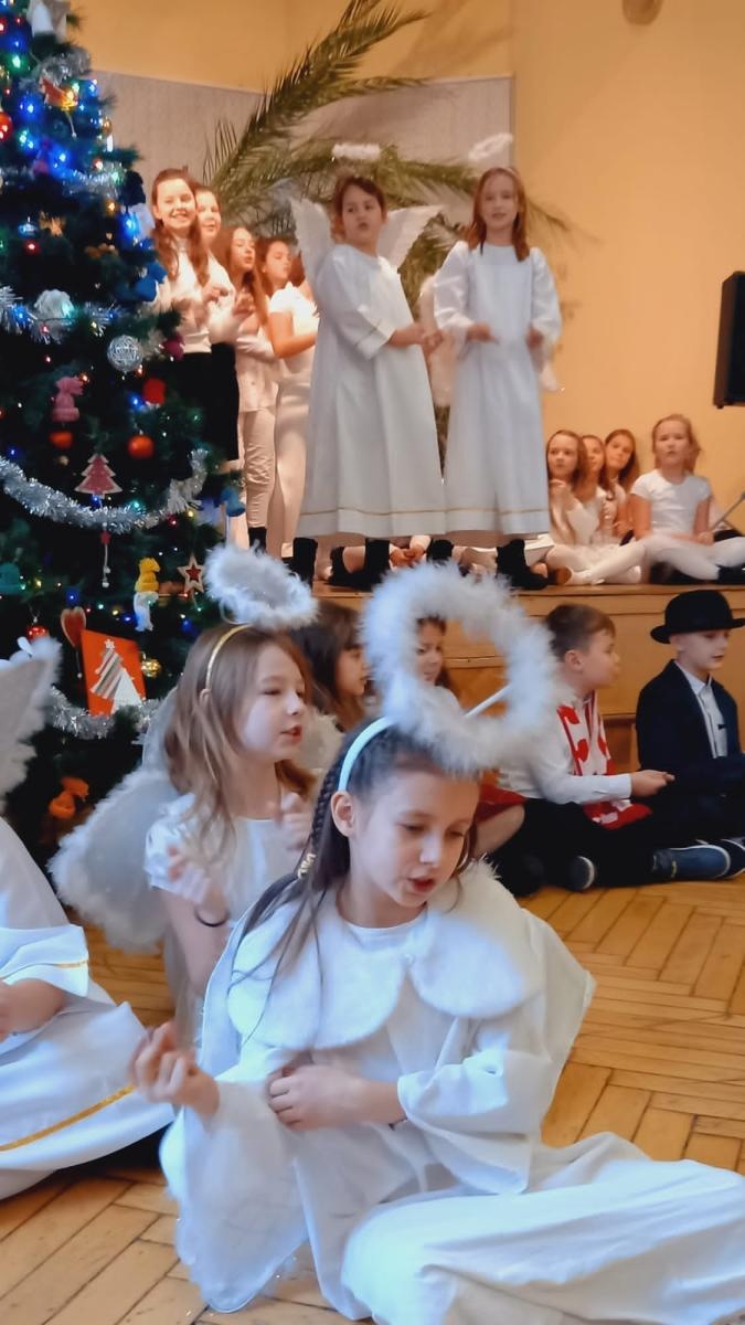 Zdjęcie w galerii na portalu naszraciborz.pl: Święta w supermarkecie. Uczniowie 13-tki u św. Notburgi wiadomości z regionu