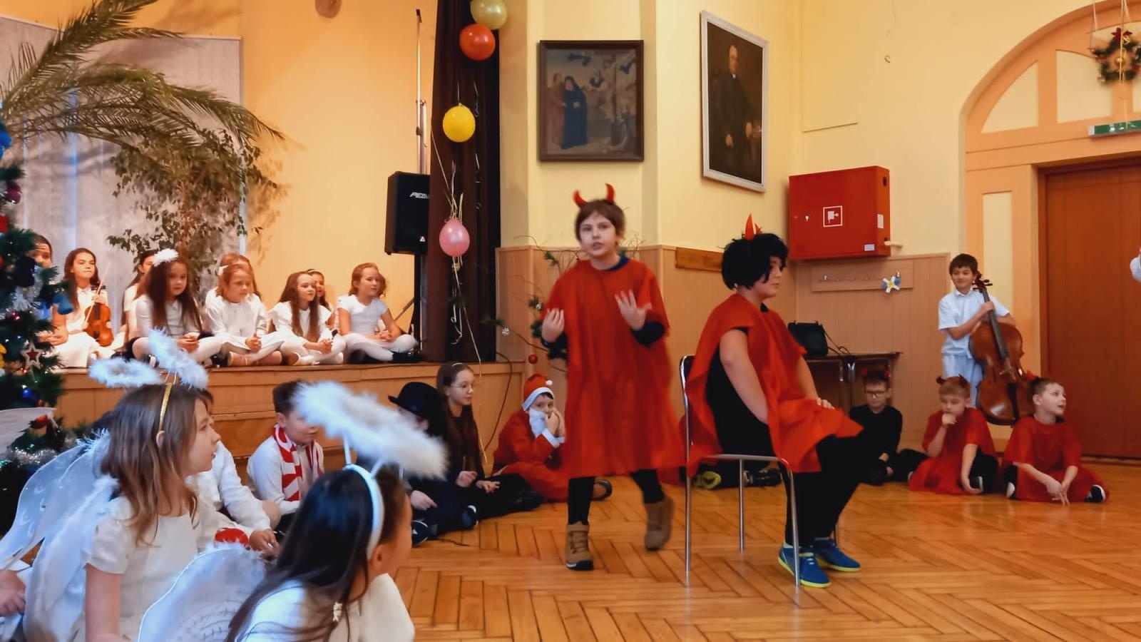 Zdjęcie w galerii na portalu naszraciborz.pl: Święta w supermarkecie. Uczniowie 13-tki u św. Notburgi wiadomości z regionu