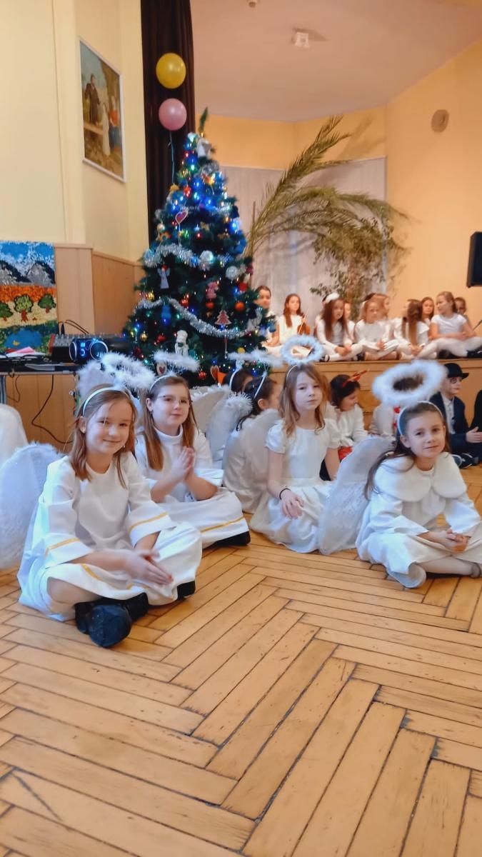 Zdjęcie w galerii na portalu naszraciborz.pl: Święta w supermarkecie. Uczniowie 13-tki u św. Notburgi wiadomości z regionu