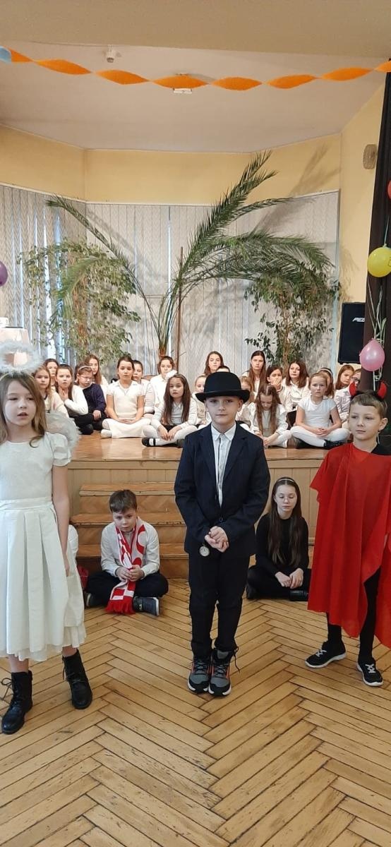 Zdjęcie w galerii na portalu naszraciborz.pl: Święta w supermarkecie. Uczniowie 13-tki u św. Notburgi wiadomości z regionu