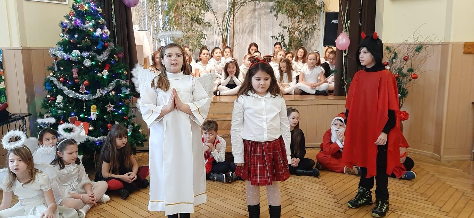 Zdjęcie w galerii na portalu naszraciborz.pl: Święta w supermarkecie. Uczniowie 13-tki u św. Notburgi wiadomości z regionu