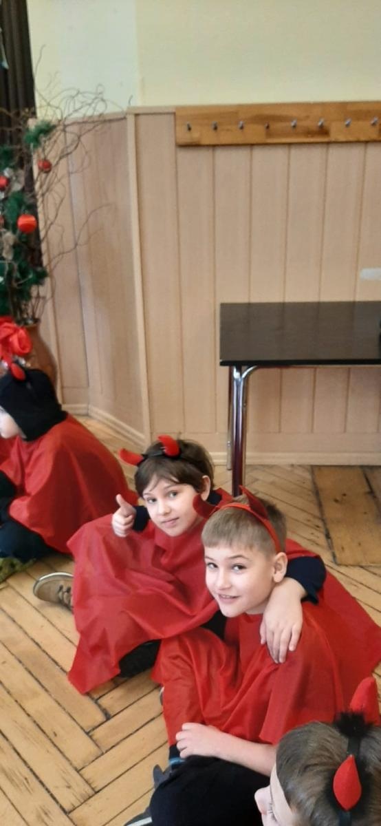 Zdjęcie w galerii na portalu naszraciborz.pl: Święta w supermarkecie. Uczniowie 13-tki u św. Notburgi wiadomości z regionu