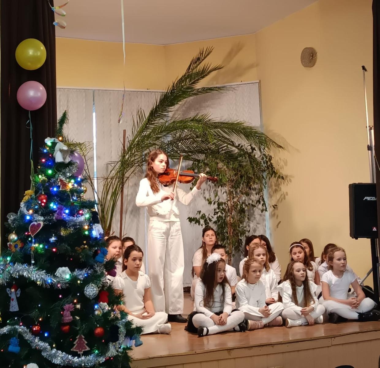 Zdjęcie w galerii na portalu naszraciborz.pl: Święta w supermarkecie. Uczniowie 13-tki u św. Notburgi wiadomości z regionu