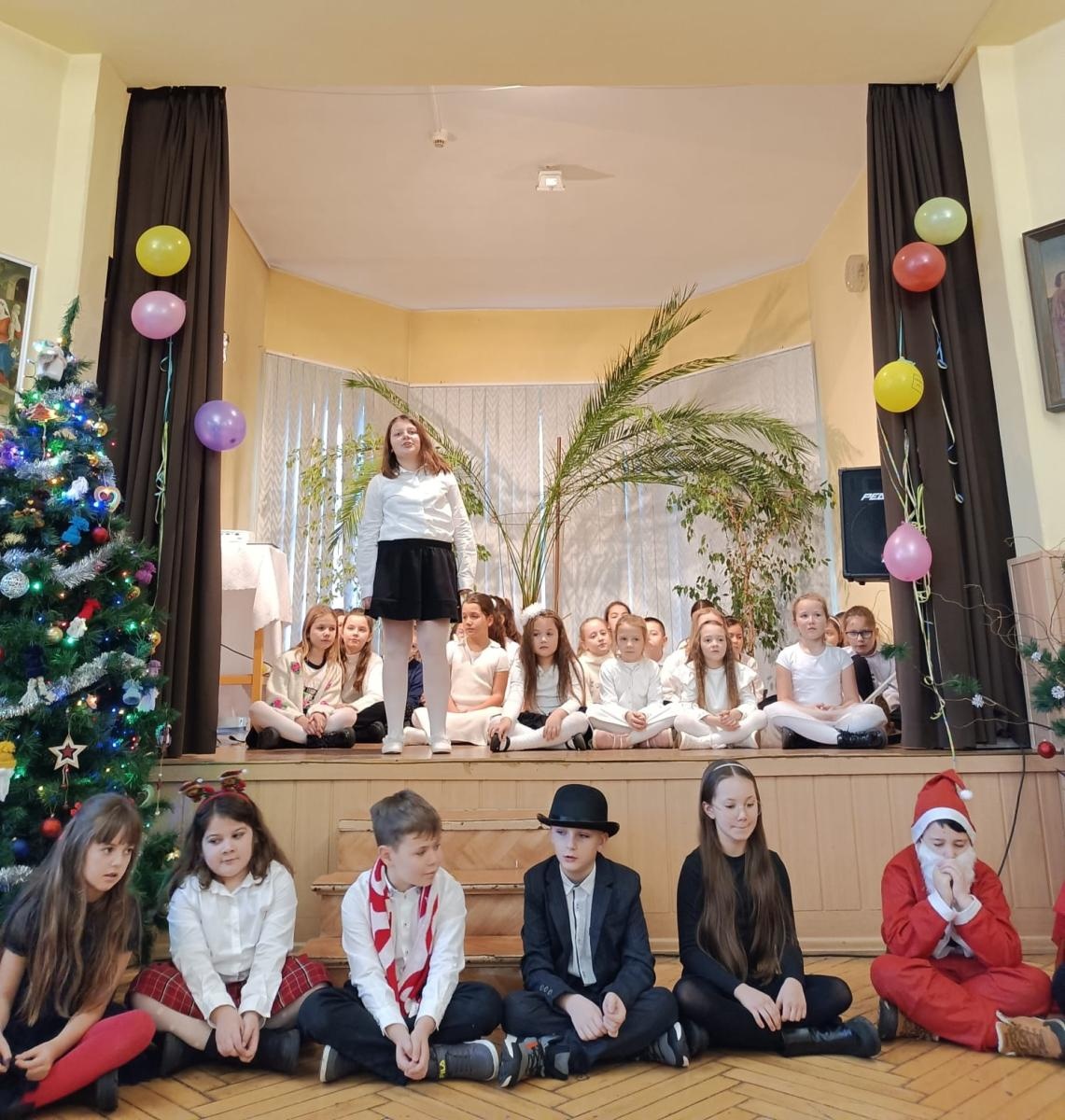 Zdjęcie w galerii na portalu naszraciborz.pl: Święta w supermarkecie. Uczniowie 13-tki u św. Notburgi wiadomości z regionu