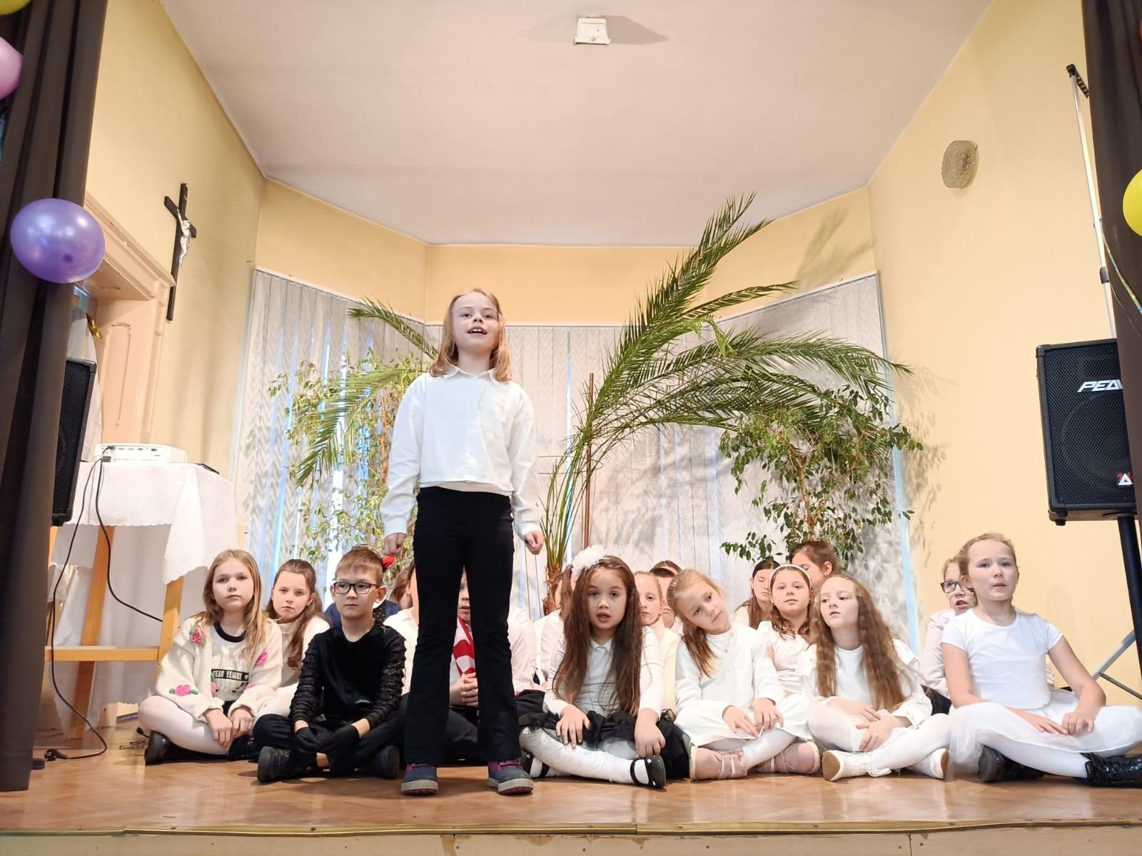 Zdjęcie w galerii na portalu naszraciborz.pl: Święta w supermarkecie. Uczniowie 13-tki u św. Notburgi wiadomości z regionu