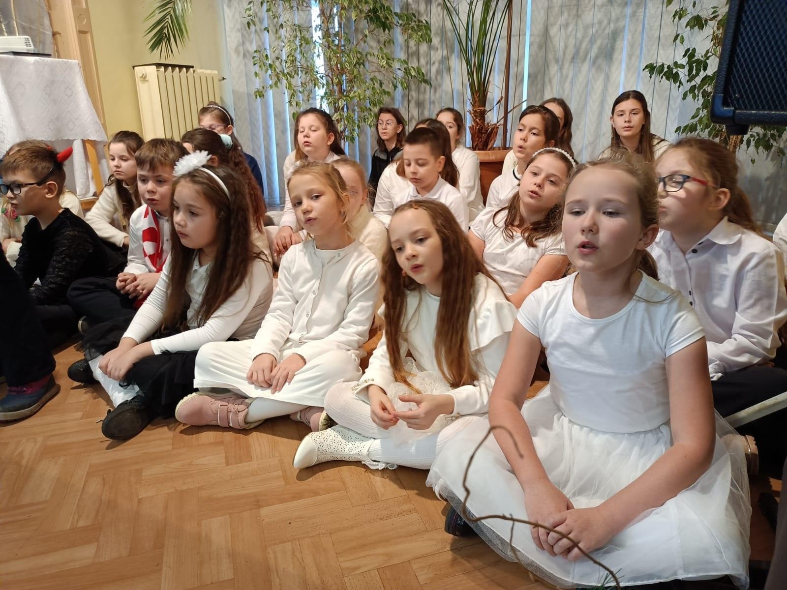 Zdjęcie w galerii na portalu naszraciborz.pl: Święta w supermarkecie. Uczniowie 13-tki u św. Notburgi wiadomości z regionu