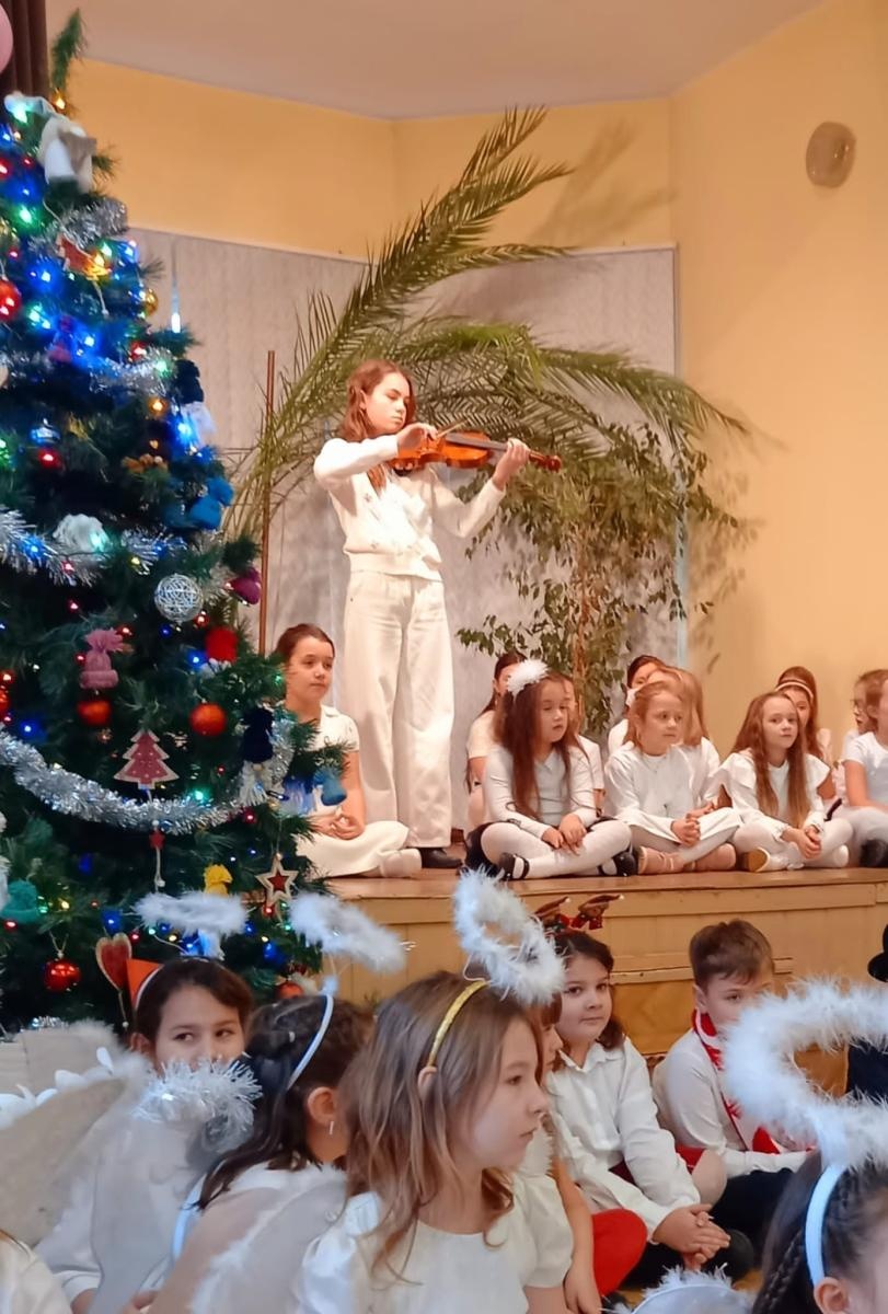 Zdjęcie w galerii na portalu naszraciborz.pl: Święta w supermarkecie. Uczniowie 13-tki u św. Notburgi wiadomości z regionu