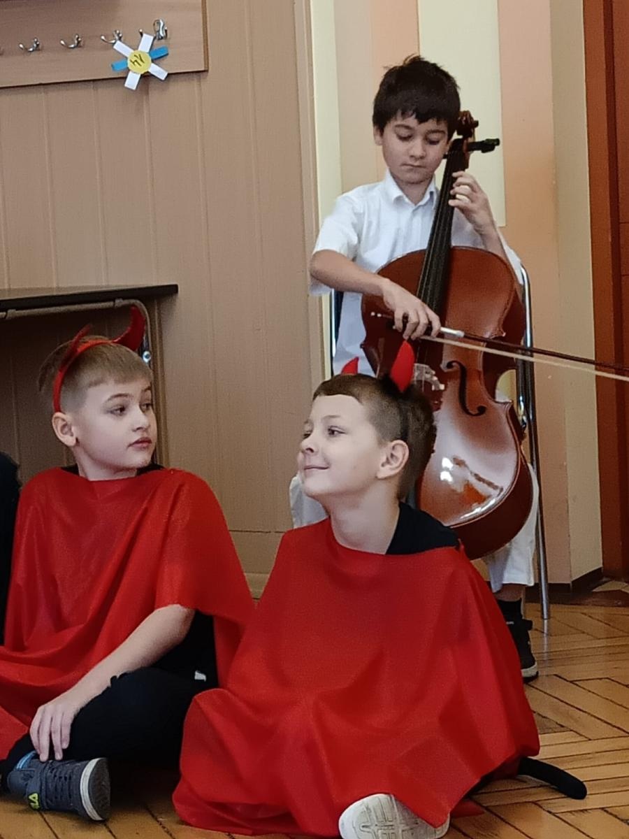 Zdjęcie w galerii na portalu naszraciborz.pl: Święta w supermarkecie. Uczniowie 13-tki u św. Notburgi wiadomości z regionu