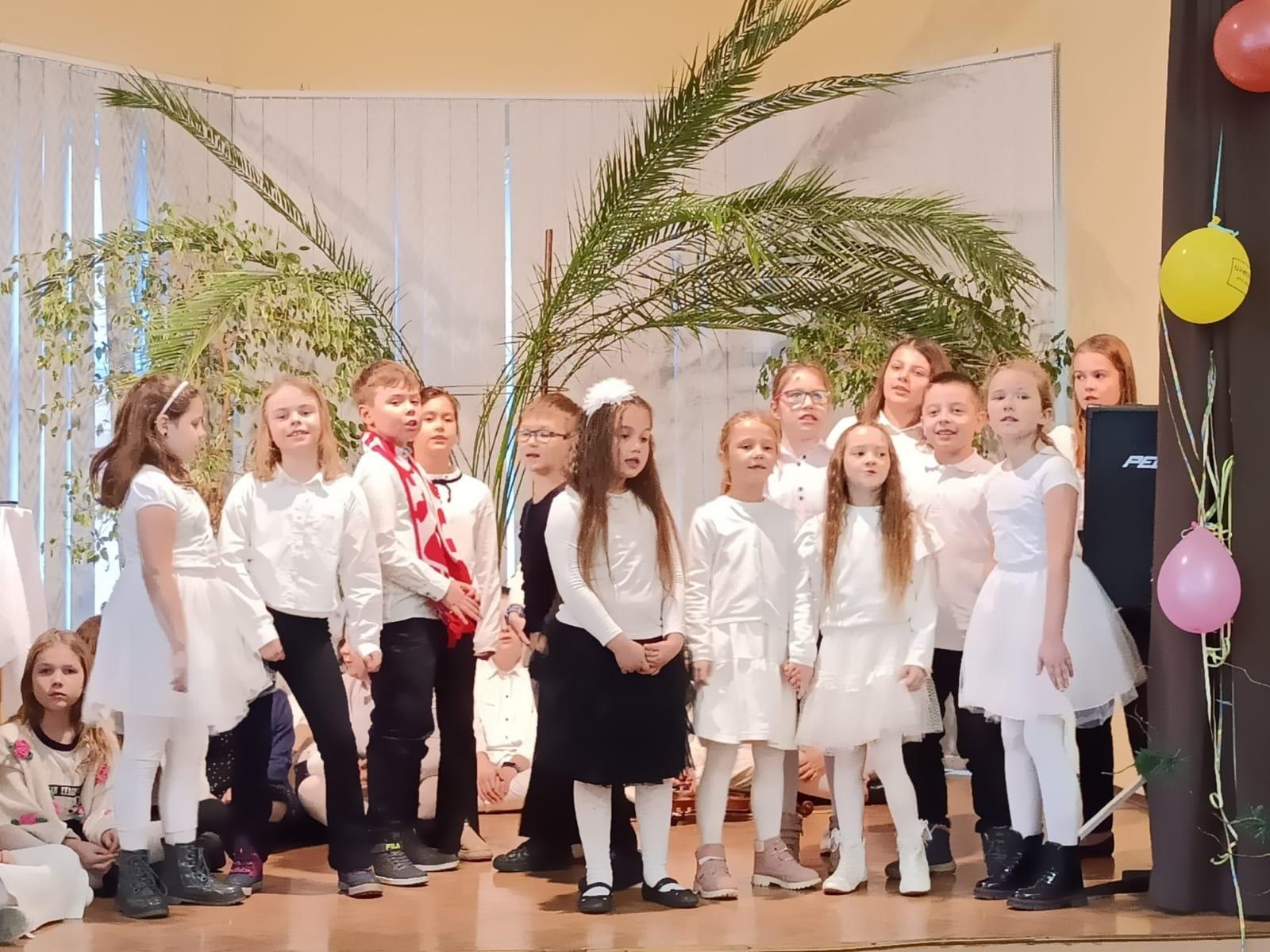 Zdjęcie w galerii na portalu naszraciborz.pl: Święta w supermarkecie. Uczniowie 13-tki u św. Notburgi wiadomości z regionu