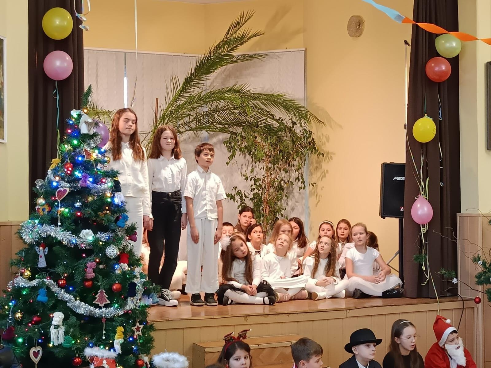 Zdjęcie w galerii na portalu naszraciborz.pl: Święta w supermarkecie. Uczniowie 13-tki u św. Notburgi wiadomości z regionu