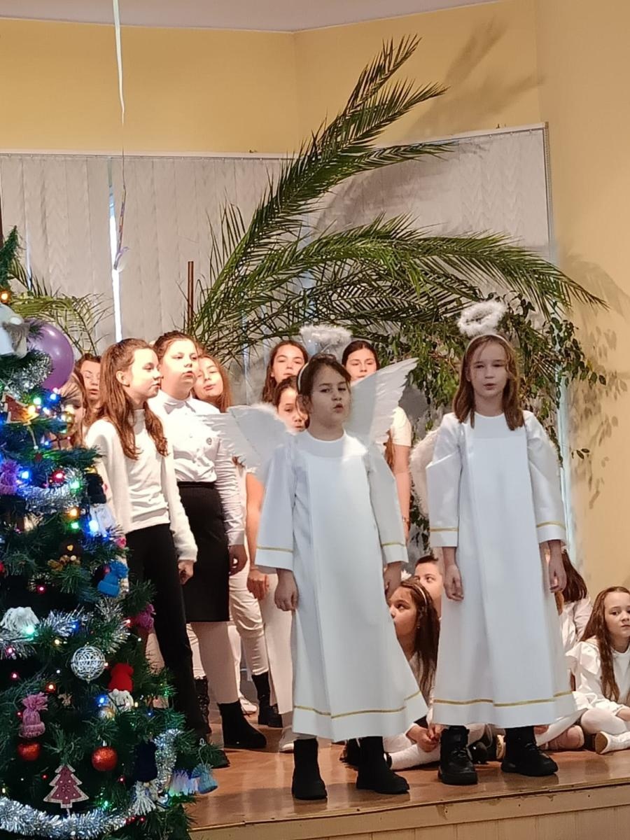 Zdjęcie w galerii na portalu naszraciborz.pl: Święta w supermarkecie. Uczniowie 13-tki u św. Notburgi wiadomości z regionu