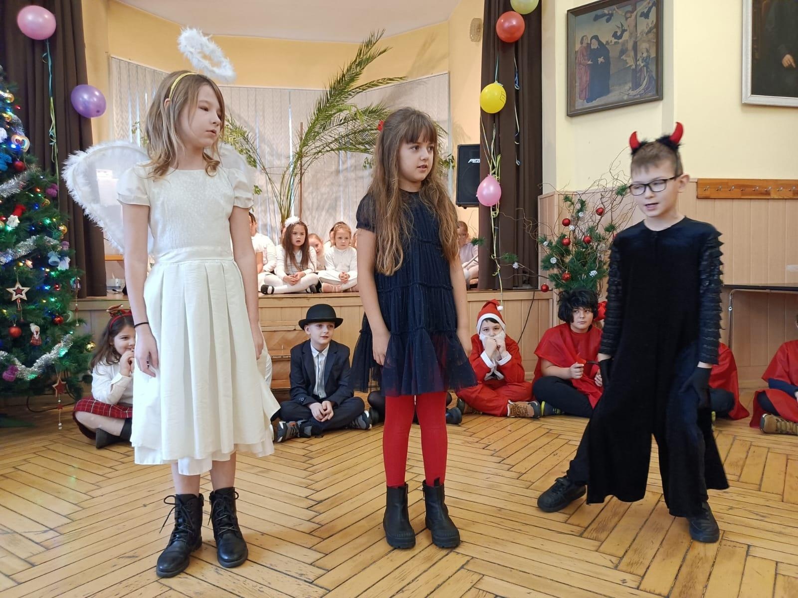 Zdjęcie w galerii na portalu naszraciborz.pl: Święta w supermarkecie. Uczniowie 13-tki u św. Notburgi wiadomości z regionu