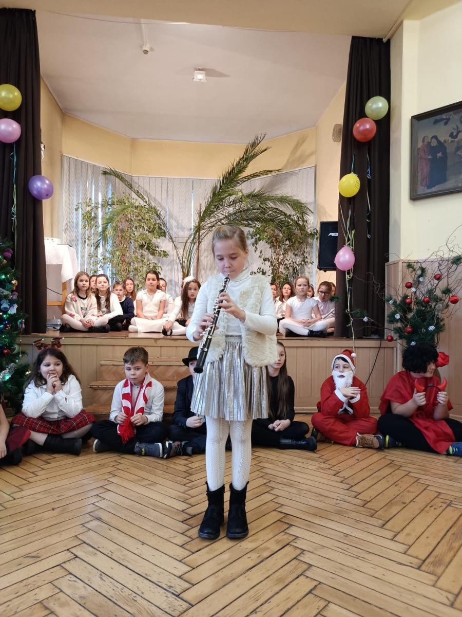 Zdjęcie w galerii na portalu naszraciborz.pl: Święta w supermarkecie. Uczniowie 13-tki u św. Notburgi wiadomości z regionu