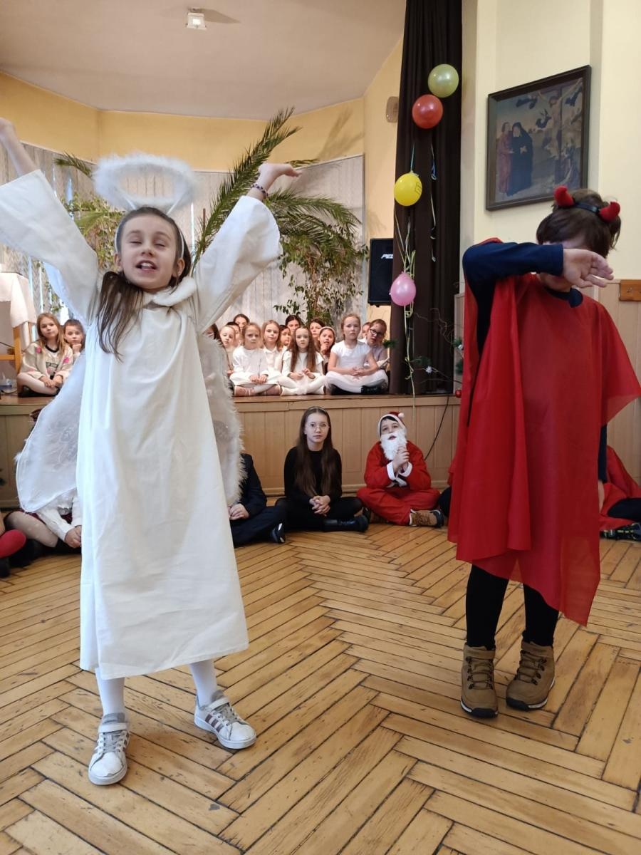 Zdjęcie w galerii na portalu naszraciborz.pl: Święta w supermarkecie. Uczniowie 13-tki u św. Notburgi wiadomości z regionu