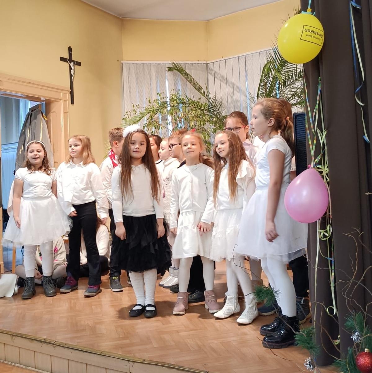 Zdjęcie w galerii na portalu naszraciborz.pl: Święta w supermarkecie. Uczniowie 13-tki u św. Notburgi wiadomości z regionu