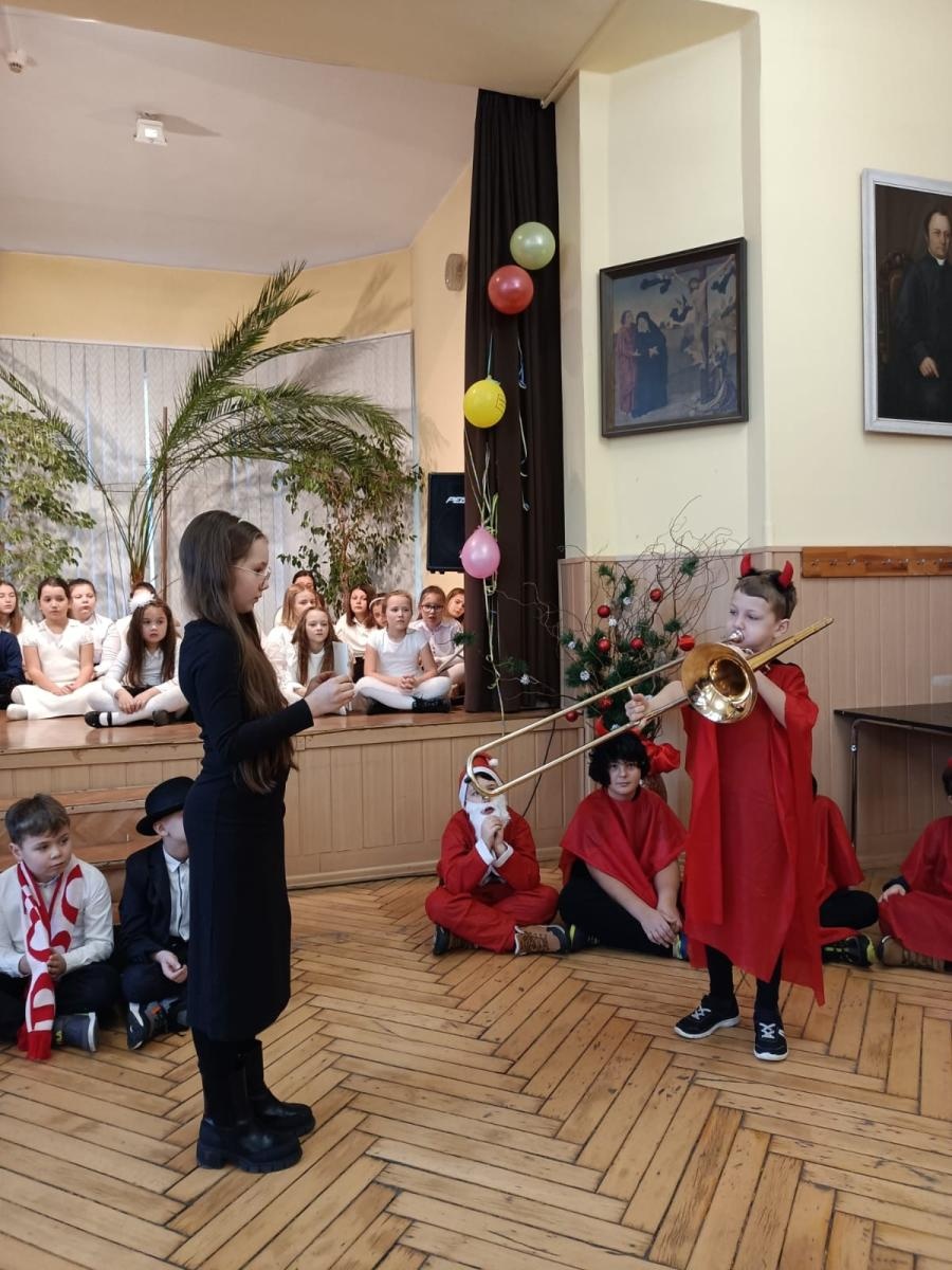 Zdjęcie w galerii na portalu naszraciborz.pl: Święta w supermarkecie. Uczniowie 13-tki u św. Notburgi wiadomości z regionu