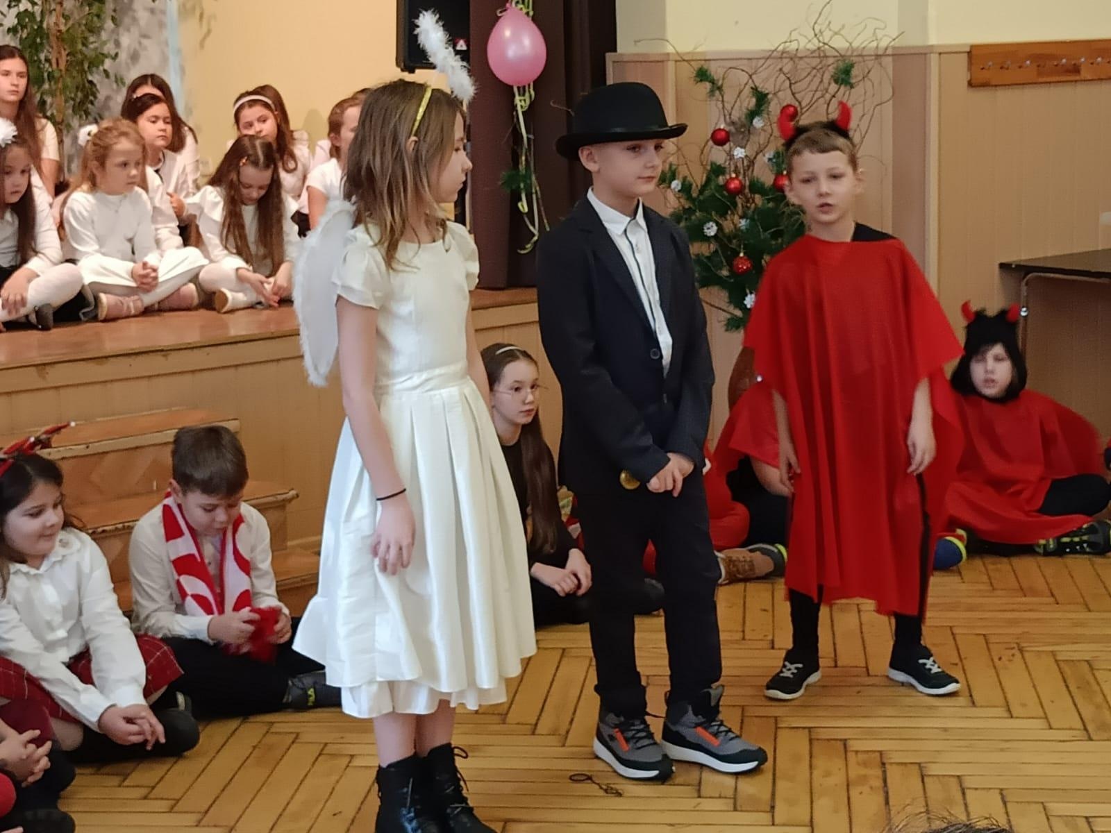 Zdjęcie w galerii na portalu naszraciborz.pl: Święta w supermarkecie. Uczniowie 13-tki u św. Notburgi wiadomości z regionu