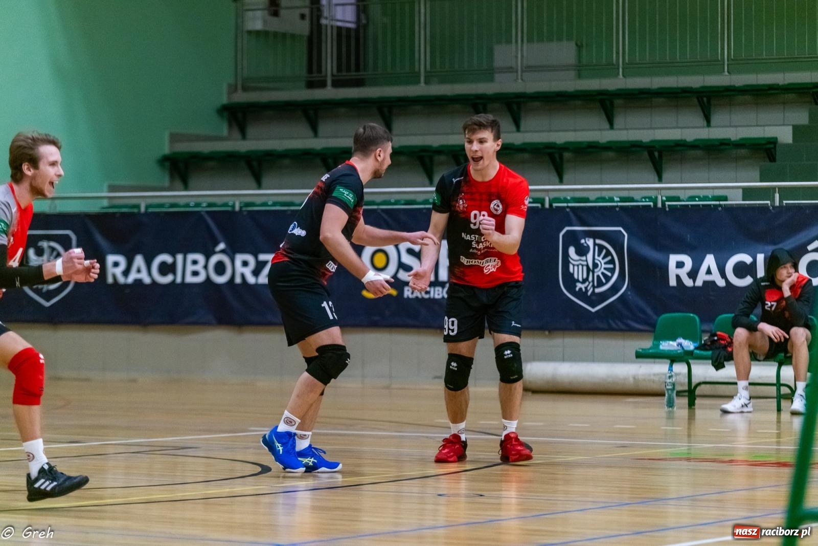 Zdjęcie w galerii na portalu naszraciborz.pl: Choć liderowi się postawili, punktów nie zdobyli [FOTO i WIDEO] wiadomości z regionu