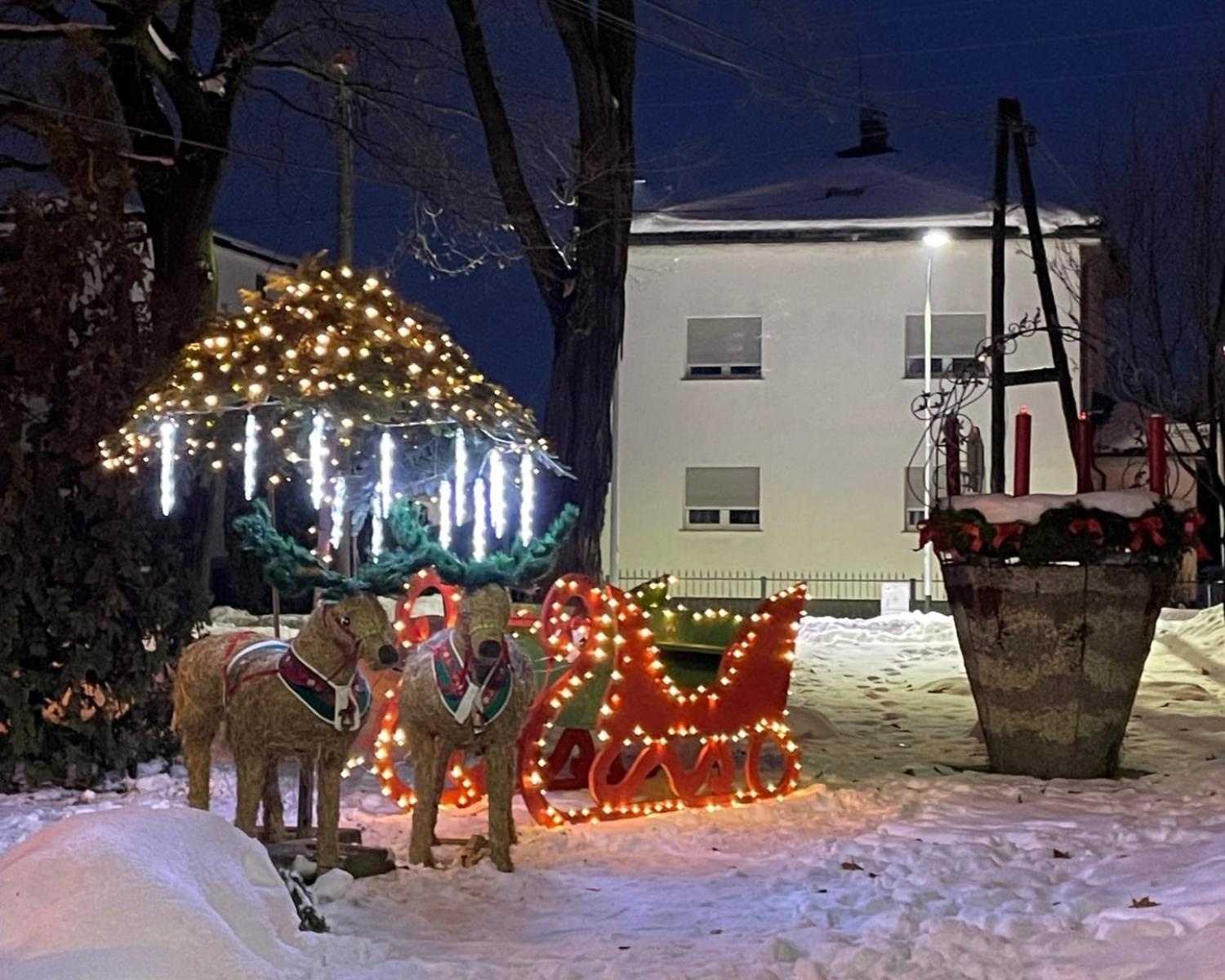 Zdjęcie w galerii na portalu naszraciborz.pl: Nocna dewastacja w Krzyżanowicach. Wandale nie oszczędzili świątecznych dekoracji wiadomości z regionu