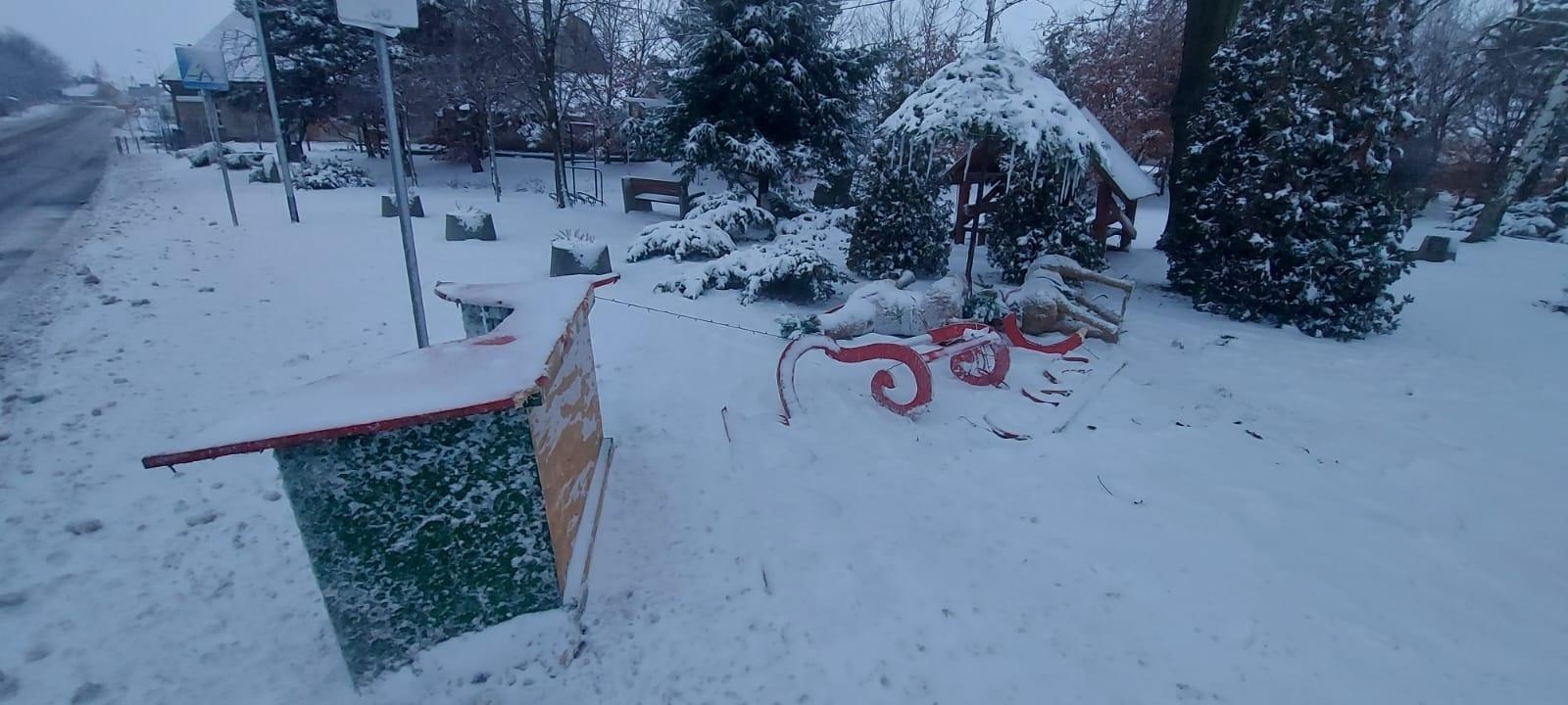 Zdjęcie w galerii na portalu naszraciborz.pl: Nocna dewastacja w Krzyżanowicach. Wandale nie oszczędzili świątecznych dekoracji wiadomości z regionu