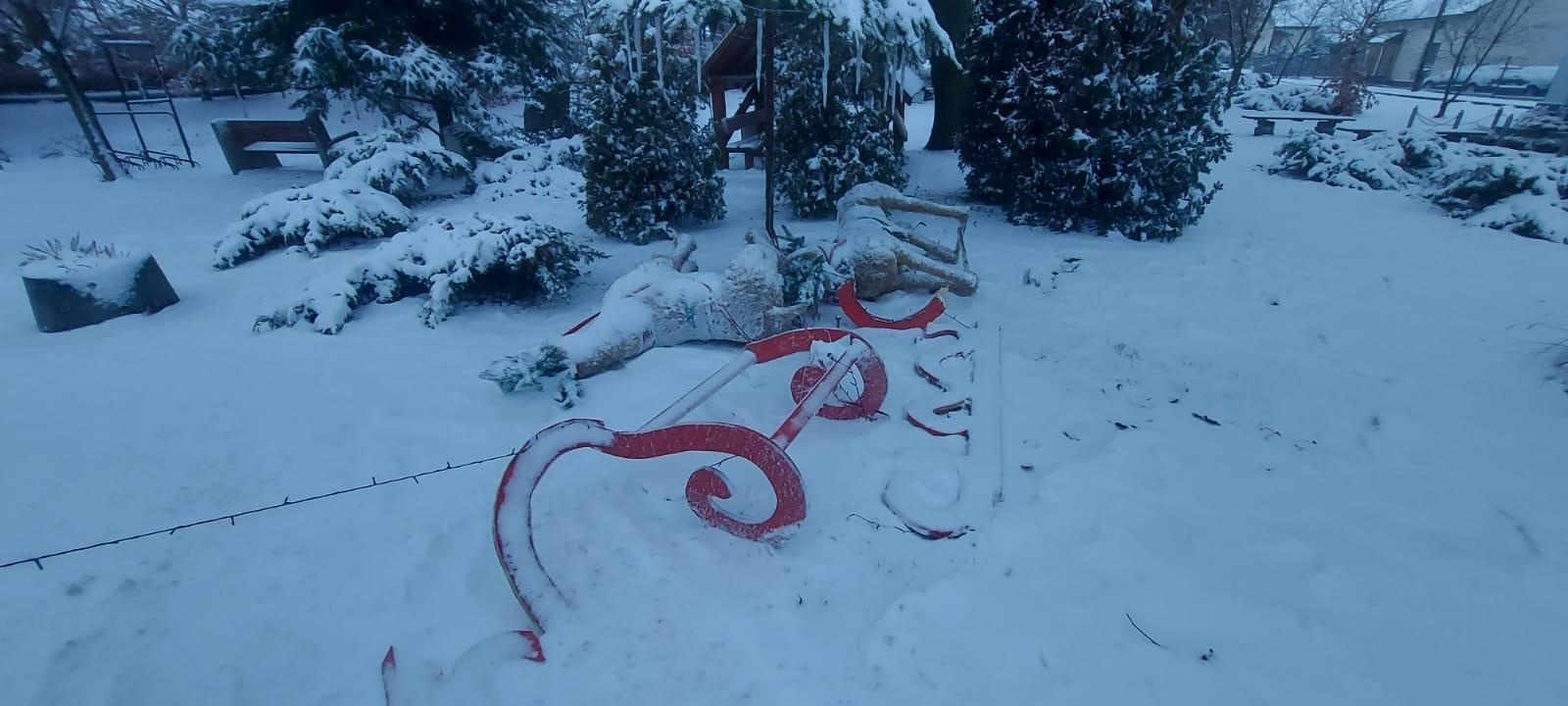 Zdjęcie w galerii na portalu naszraciborz.pl: Nocna dewastacja w Krzyżanowicach. Wandale nie oszczędzili świątecznych dekoracji wiadomości z regionu