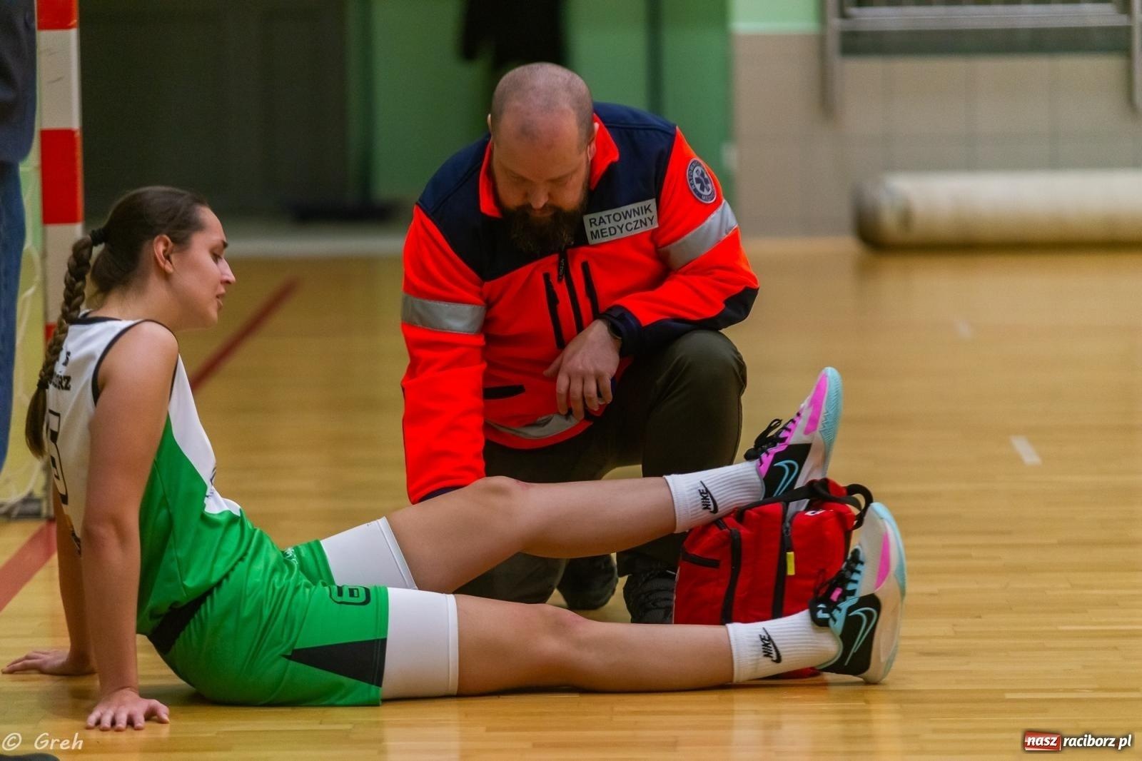 Zdjęcie w galerii na portalu naszraciborz.pl: Dziesięć najczarniejszych minut w historii. Koszykarki RKK AZS Racibórz walczą o zdrowie wiadomości z regionu