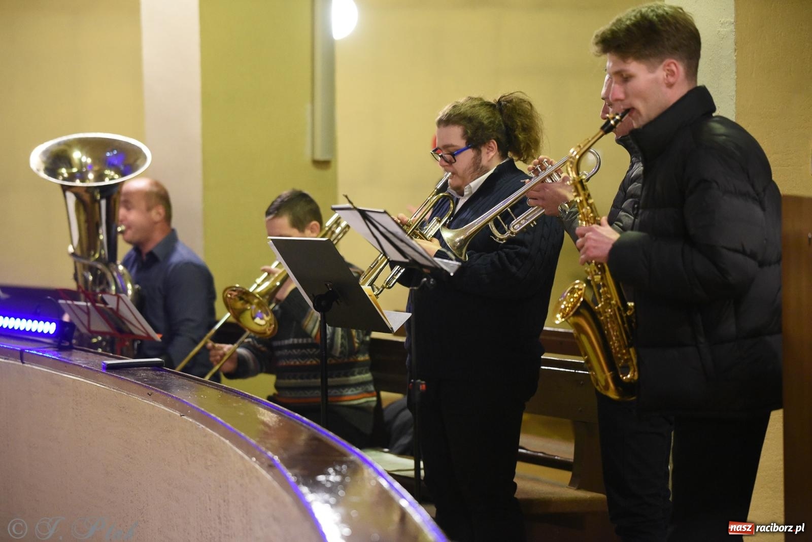 Zdjęcie w galerii na portalu naszraciborz.pl: Goście z Opola zagrali w okrąglaku [FOTO] wiadomości z regionu