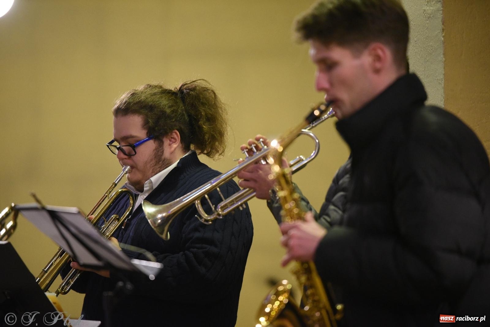 Zdjęcie w galerii na portalu naszraciborz.pl: Goście z Opola zagrali w okrąglaku [FOTO] wiadomości z regionu