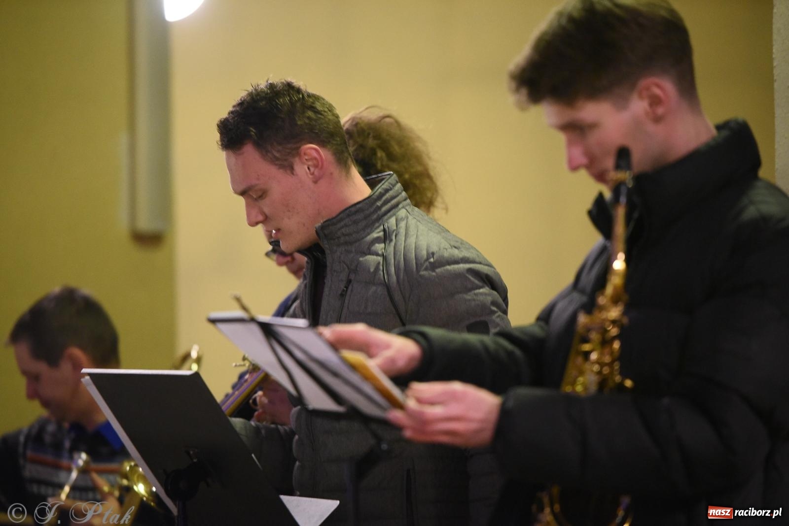 Zdjęcie w galerii na portalu naszraciborz.pl: Goście z Opola zagrali w okrąglaku [FOTO] wiadomości z regionu