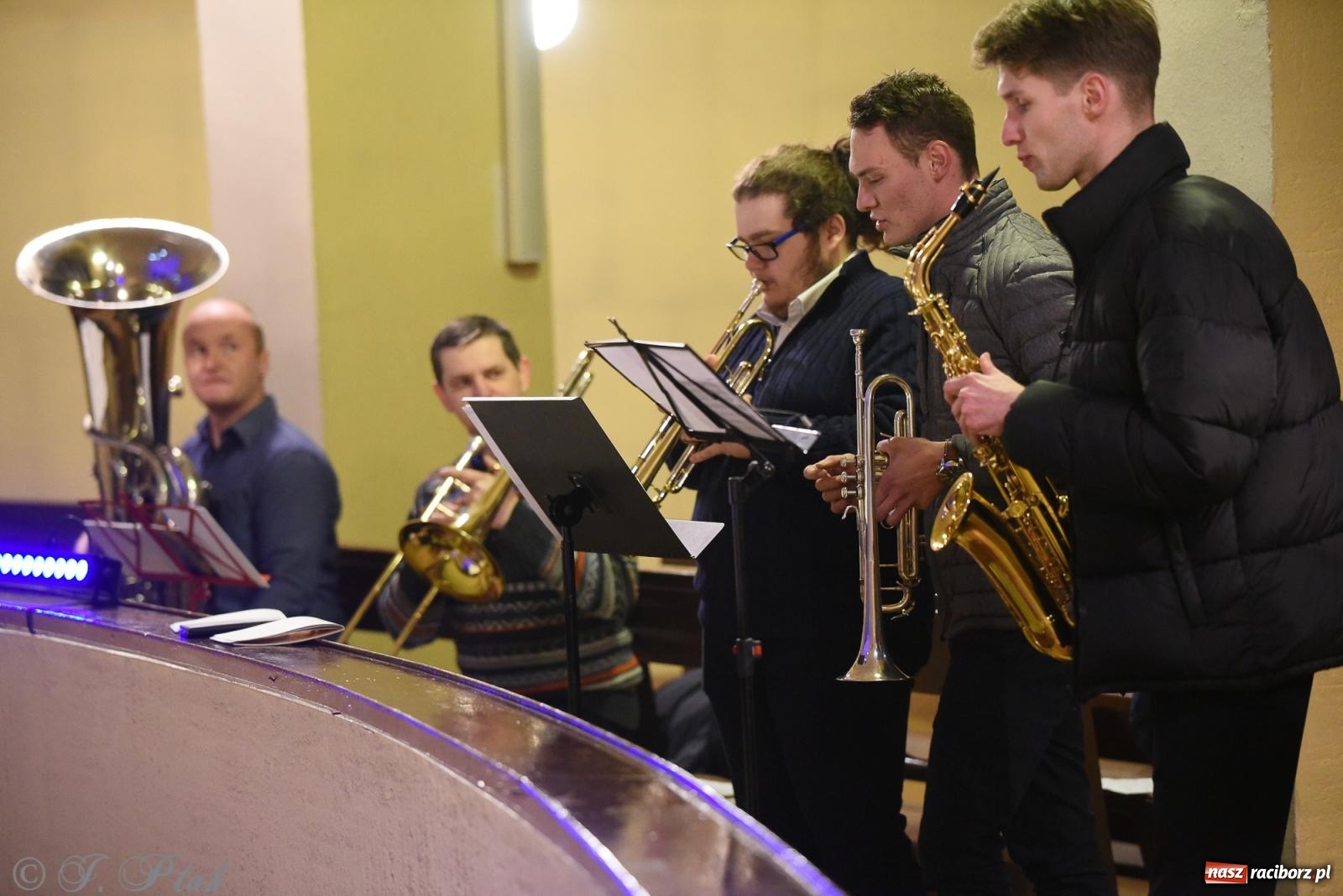 Zdjęcie w galerii na portalu naszraciborz.pl: Goście z Opola zagrali w okrąglaku [FOTO] wiadomości z regionu