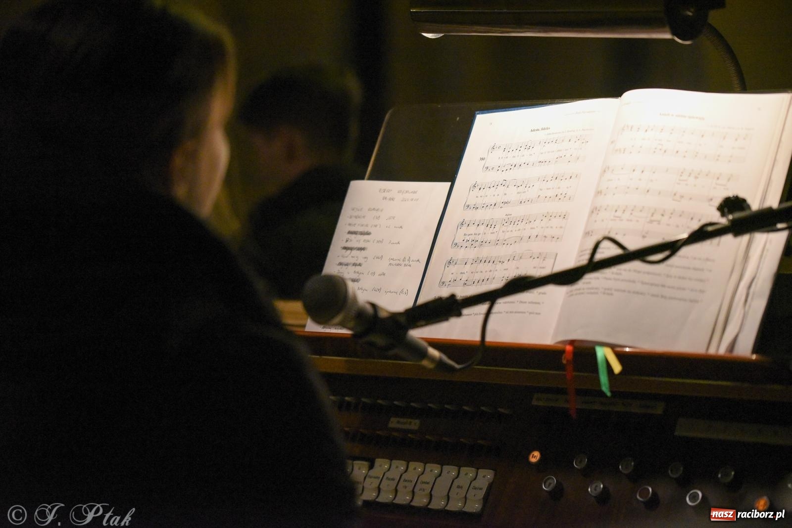 Zdjęcie w galerii na portalu naszraciborz.pl: Goście z Opola zagrali w okrąglaku [FOTO] wiadomości z regionu