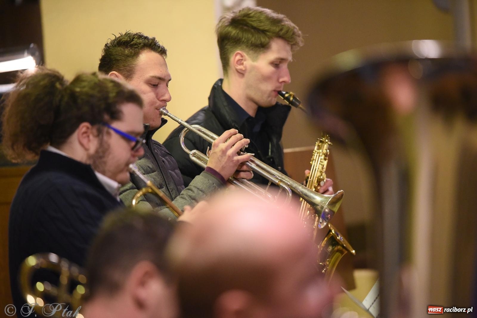 Zdjęcie w galerii na portalu naszraciborz.pl: Goście z Opola zagrali w okrąglaku [FOTO] wiadomości z regionu