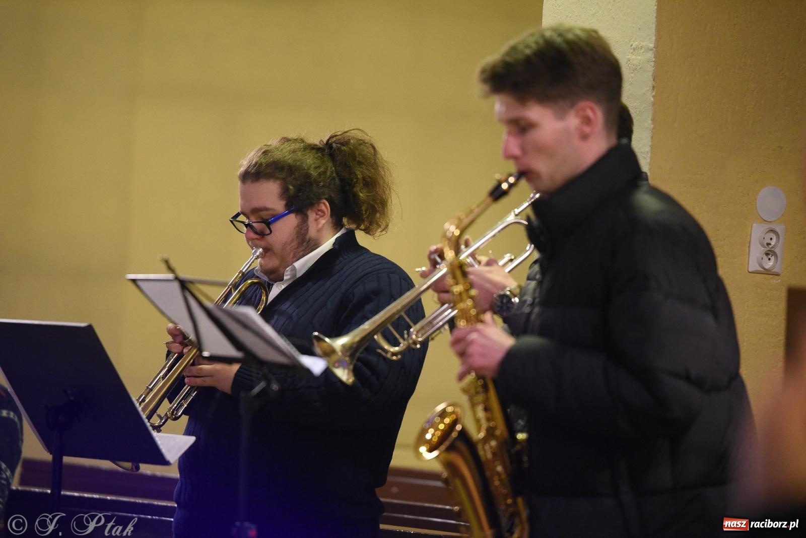 Zdjęcie w galerii na portalu naszraciborz.pl: Goście z Opola zagrali w okrąglaku [FOTO] wiadomości z regionu